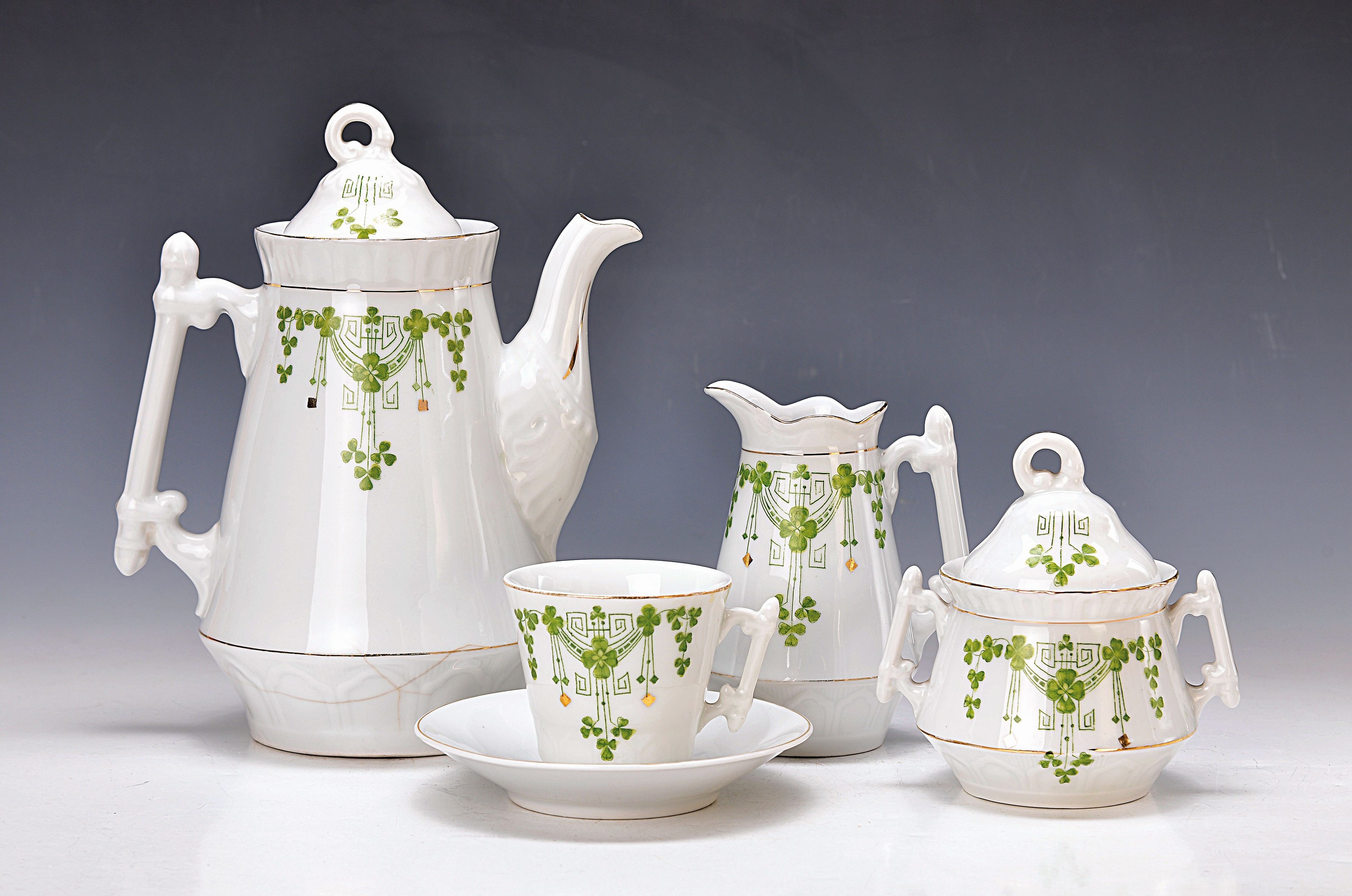 Kaffeeset, deutsch, um 1900, Porzellan, grün lithographierter Jugendstildekor mit Kleeblättern, Kanne (mit Sprung), Milchkännchen (best.), ...
