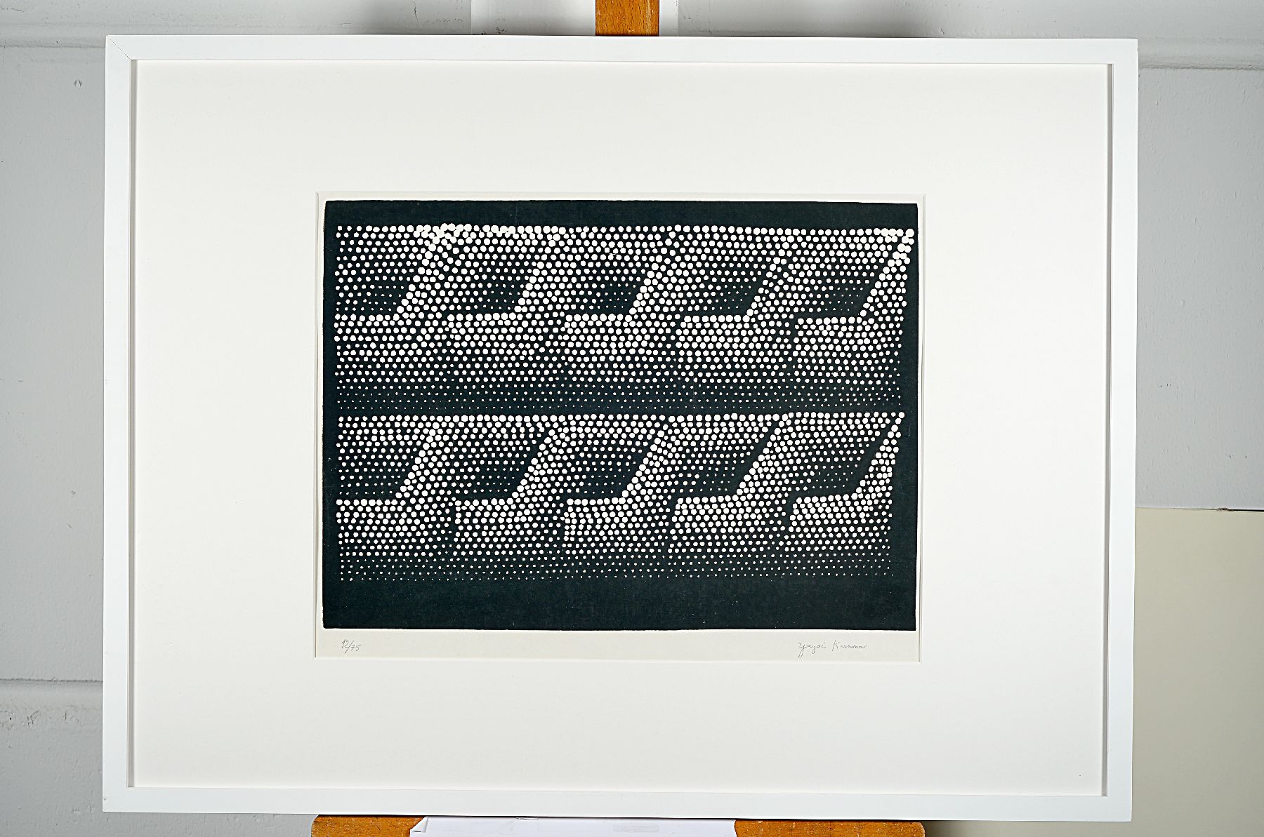 Yayoi Kusama, geb. 1928, Serigrafie, handsigniert, num. 12/75, Blattgröße 47.5 x 64 cm, aus 1997, Rahmen 62.7 x 82.7 cm, Yayoi Kusama ist eine der ...