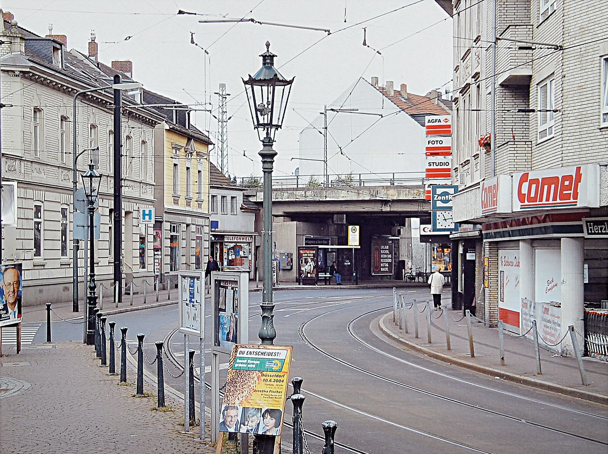 Thomas Struth, geb. 1954, "Gertrudisplatz Düsseldorf", handsigniert und nummeriert 11/50, 40 x 50 cm, Rahmen 43.5 x 53.5 cm, aus 2004