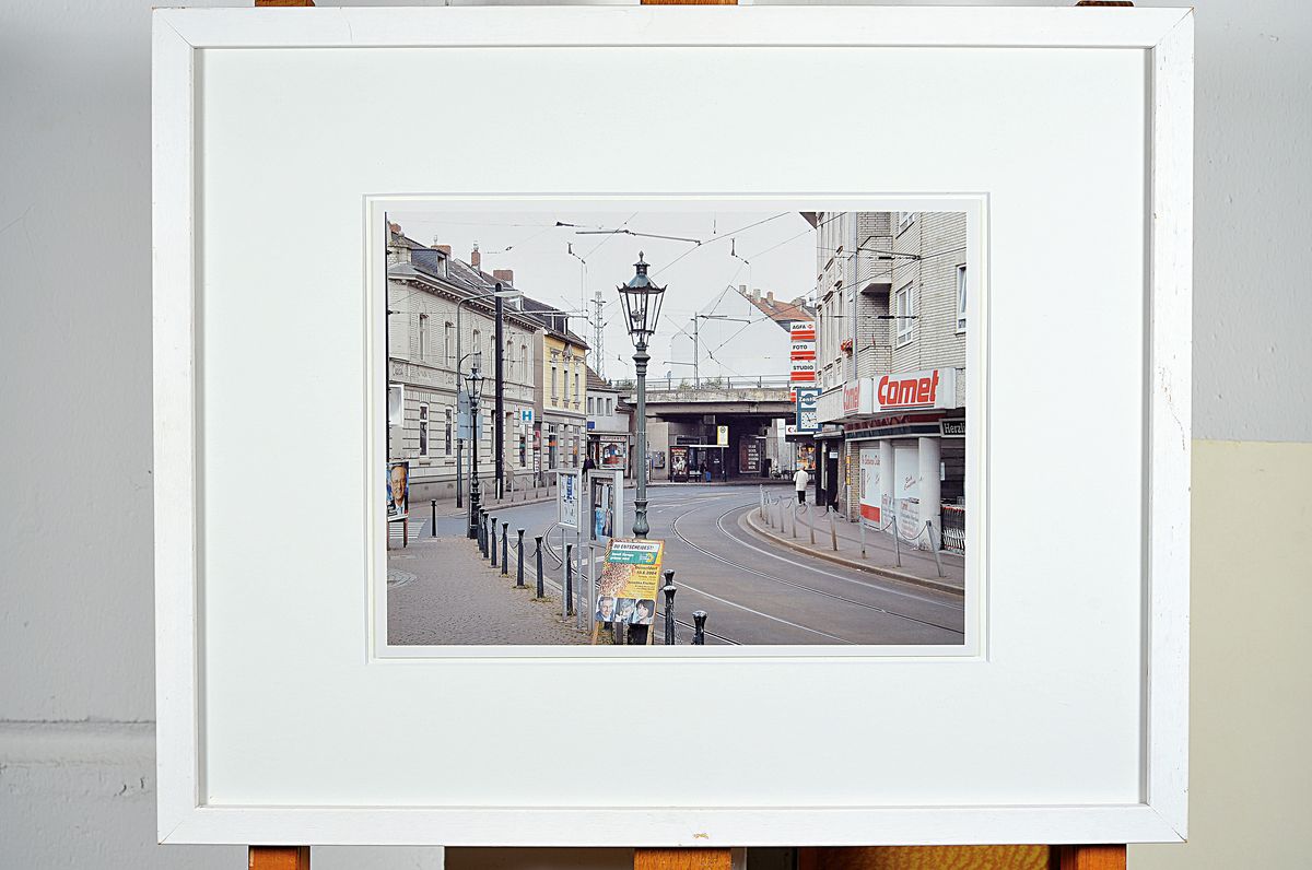 Detail k: Thomas Struth, geb. 1954, "Gertrudisplatz Düsseldorf", handsigniert und nummeriert 11/50, 40 x 50 cm, Rahmen 43.5 x 53.5 cm, aus 2004
