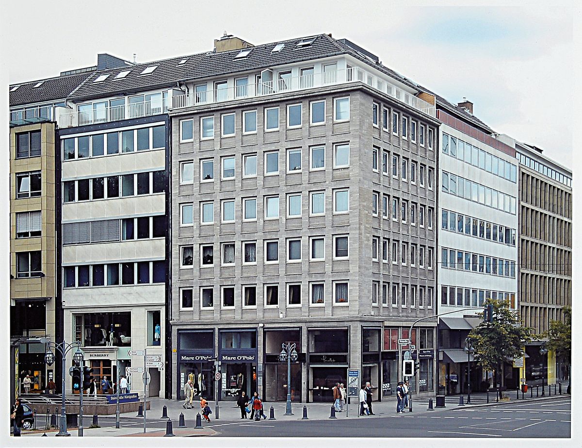Thomas Struth, geb. 1954, "Königsalle Düsseldorf", handsigniert und nummeriert 11/50, 40 x 50 cm, Rahmen 43.5 x 53.5 cm, aus 2004