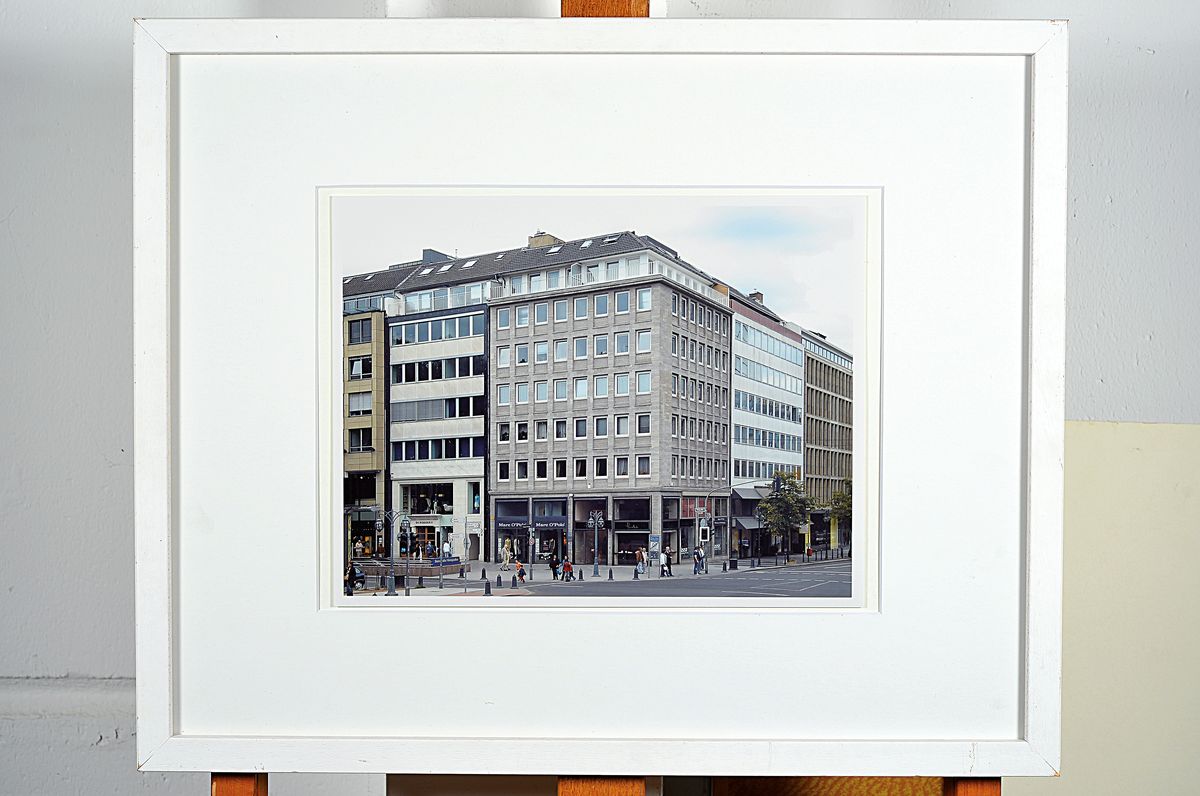 Detail k: Thomas Struth, geb. 1954, "Königsalle Düsseldorf", handsigniert und nummeriert 11/50, 40 x 50 cm, Rahmen 43.5 x 53.5 cm, aus 2004
