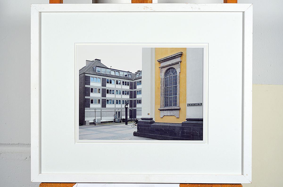 Detail k: Thomas Struth, geb. 1954, "Düsseldorf Altstadt", handsigniert und nummeriert 11/50, 40 x 50 cm, Rahmen 43.5 x 53.5 cm, aus 2004
