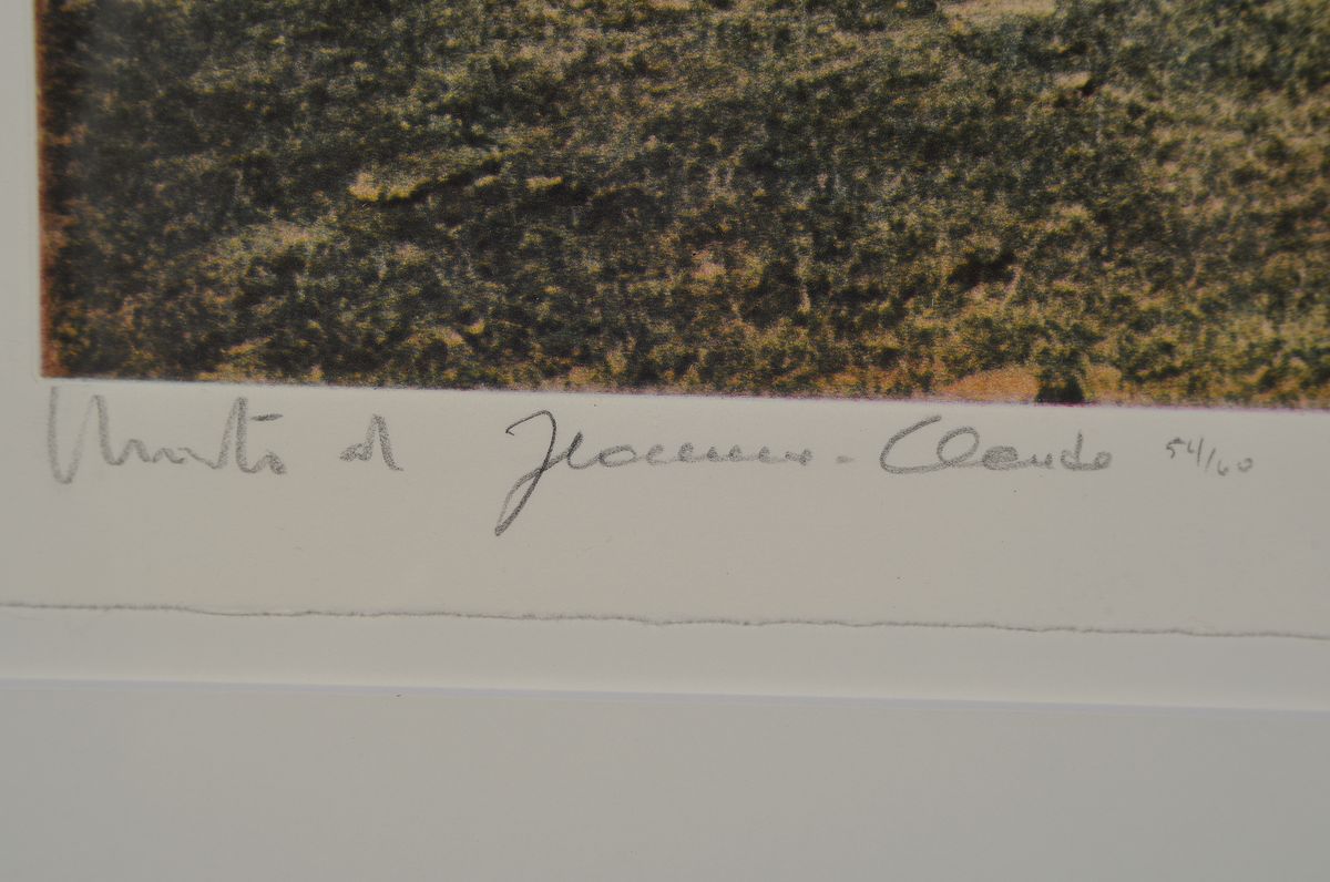 Detail l: Christo, 1935 - 2009, Heliogravur auf BFK Papier, handsigniert und num. 54/60, sign. von Christo und Frau Jeanne, ca. 40 x 50 cm, Rahmen: 61 x 71