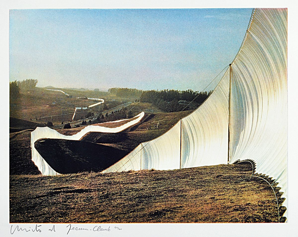 Christo, 1935 - 2009, Running Fence california Heliogravur auf BFK Papier, handsigniert und num. 54/60, sign. von Christo und Frau Jeanne, ca. 40 x ...