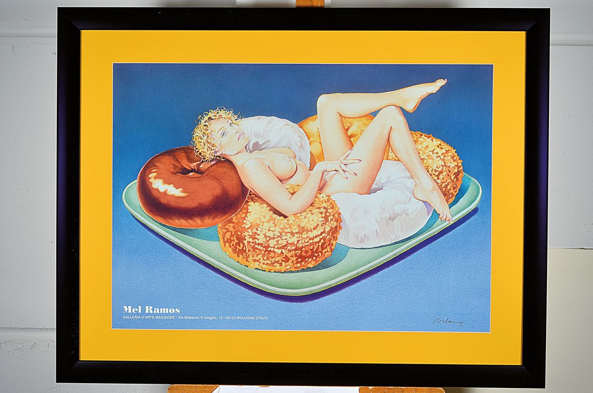 Detail k: Mel Ramos, 1935 - 2018, Offset auf Lackpapier, "Donut Doll" handsigniert, aus 2001, Blattgröße 48 x 68 cm, Rahmen 67 x 87 cm