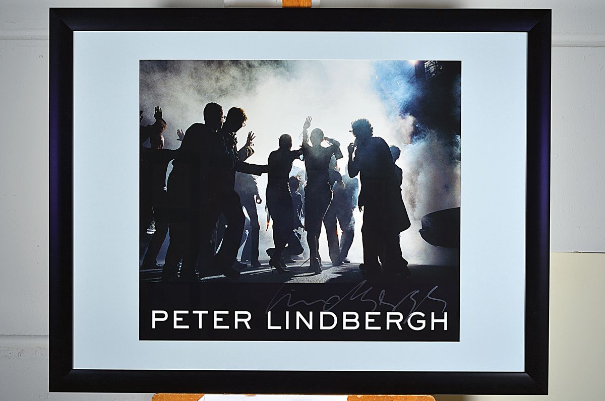 Detail k: Peter Lindbergh, 1944 - 2019, Offsetlitho, aus 2008, handsigniert, ca. 84 x 59.5 cm, Moenchehaus Museum Goslar Rahmen 67 x 87 cm