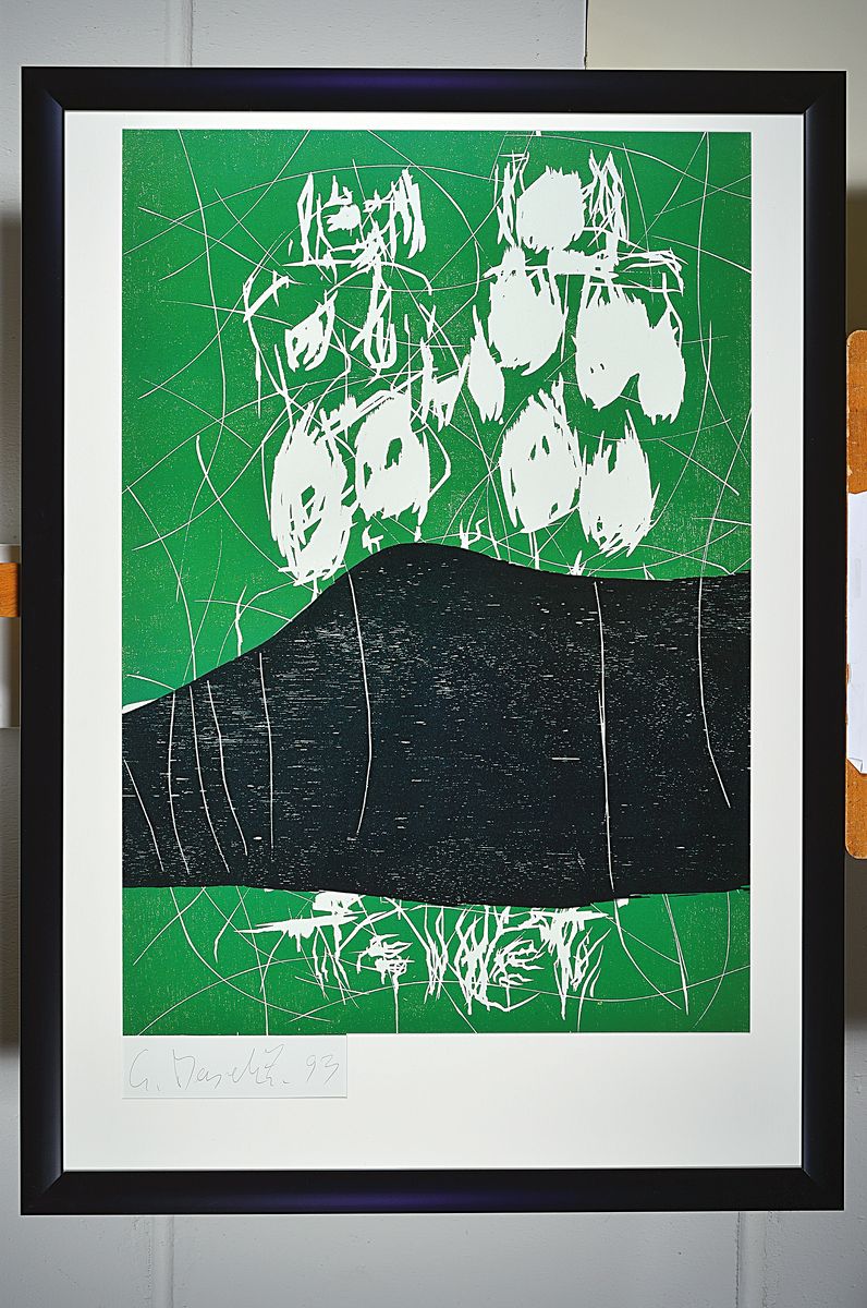 Detail k: Georg Baselitz, 1944 - 2019, Offsetlitho auf dickem Karton, "Der Berg", aus 1993, handsigniert, 100 x 63 cm, Hrsg. Moenchehaus Museum Goslar