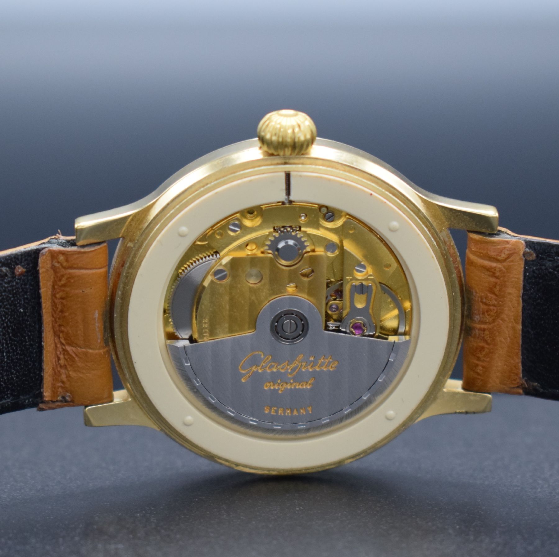 Detail f: GLASHÜTTE ORIGINAL Spezimat große Armbanduhr Kal. 10-30, Deutschland um 1992, Automatik, verg. Geh. m. aufgedr. Stahlboden, orig. Lederband, neutr. ...