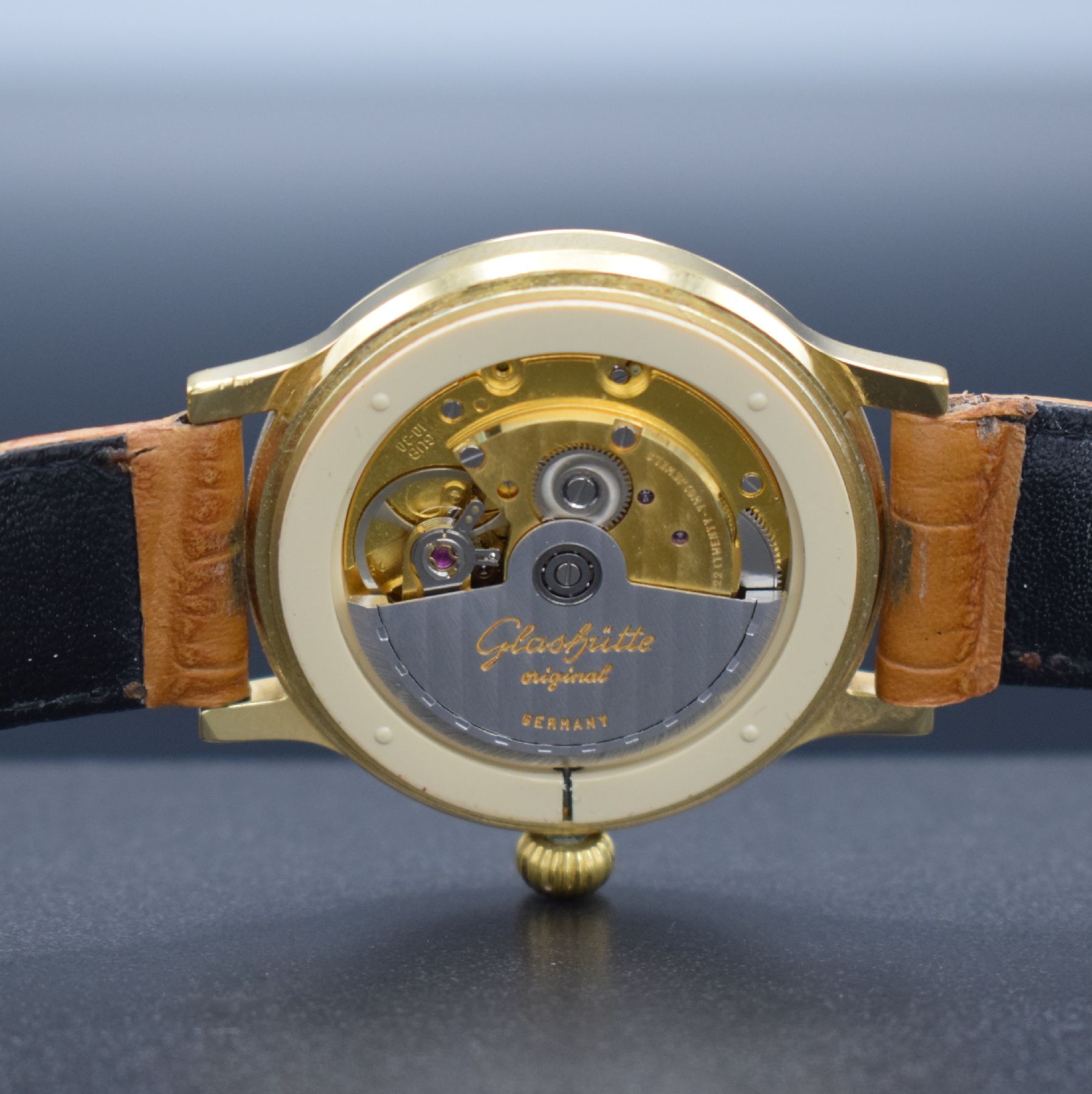 Detail g: GLASHÜTTE ORIGINAL Spezimat große Armbanduhr Kal. 10-30, Deutschland um 1992, Automatik, verg. Geh. m. aufgedr. Stahlboden, orig. Lederband, neutr. ...