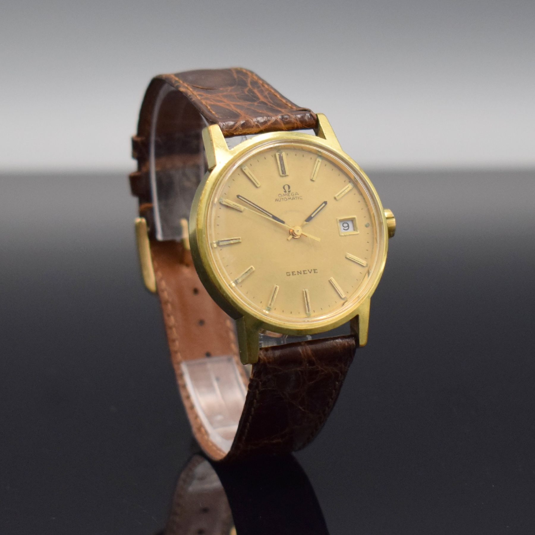 Detail d: OMEGA Geneve Herrenarmbanduhr, Schweiz um 1973, Automatik, Ref. 1660098, verg. Gehäuse, Edelstahlboden geschr., orig. Lederband m. orig. Dornschl., ...