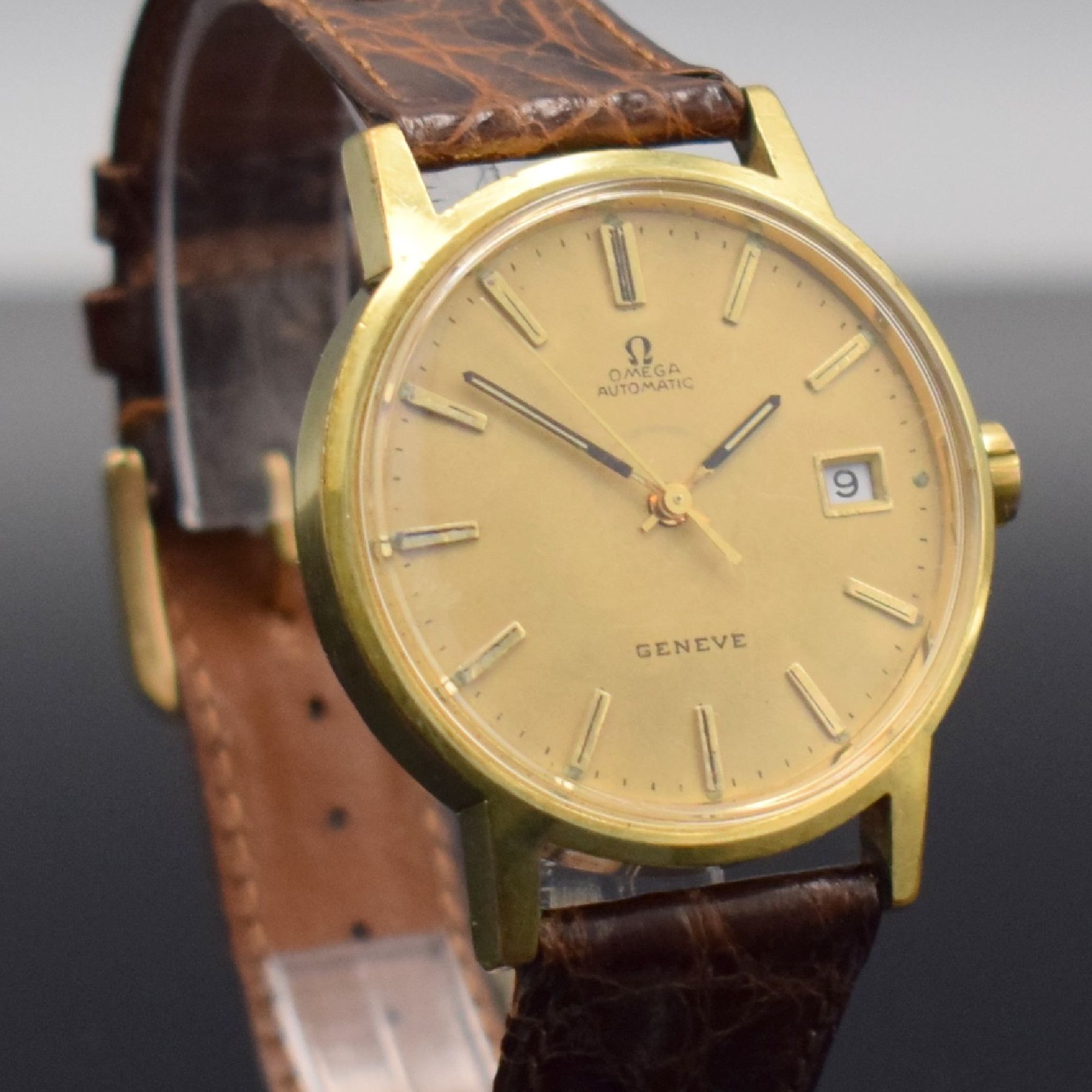 Detail e: OMEGA Geneve Herrenarmbanduhr, Schweiz um 1973, Automatik, Ref. 1660098, verg. Gehäuse, Edelstahlboden geschr., orig. Lederband m. orig. Dornschl., ...