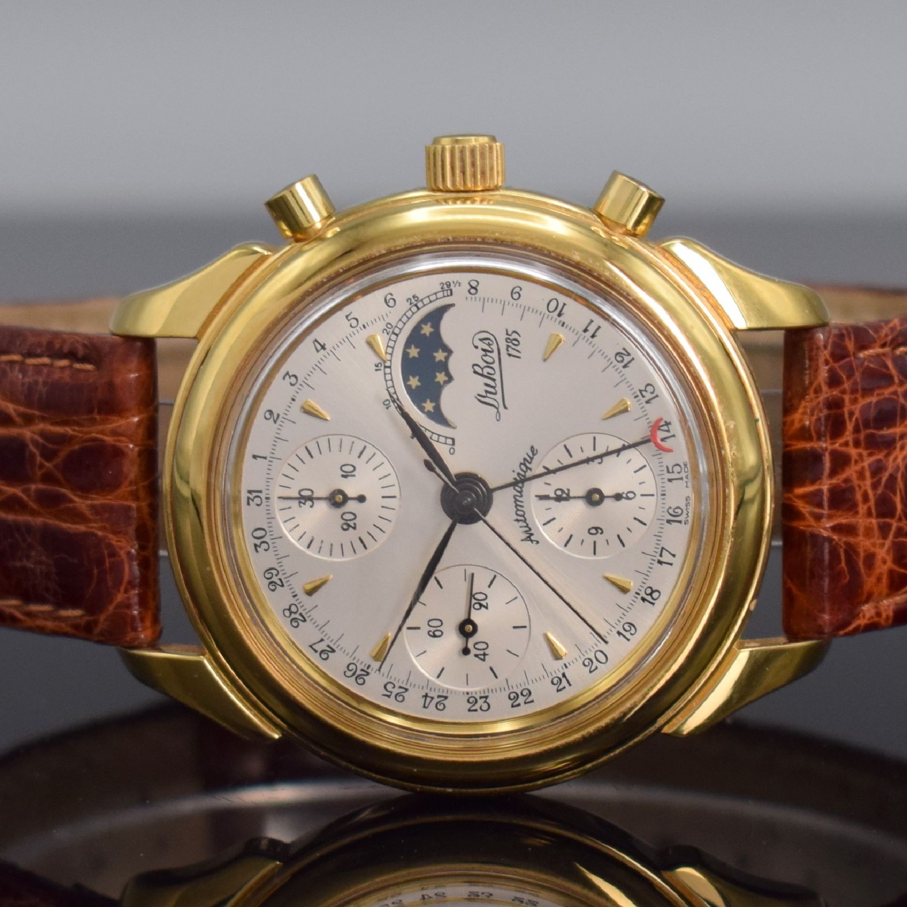 Detail a: DU BOIS limitierter Armbandchronograph mit Mondphase & Datum, Schweiz um 1995, verg. Geh. m. verschr. Stahlboden, silb. Zifferbl., gold. Indizes, ...