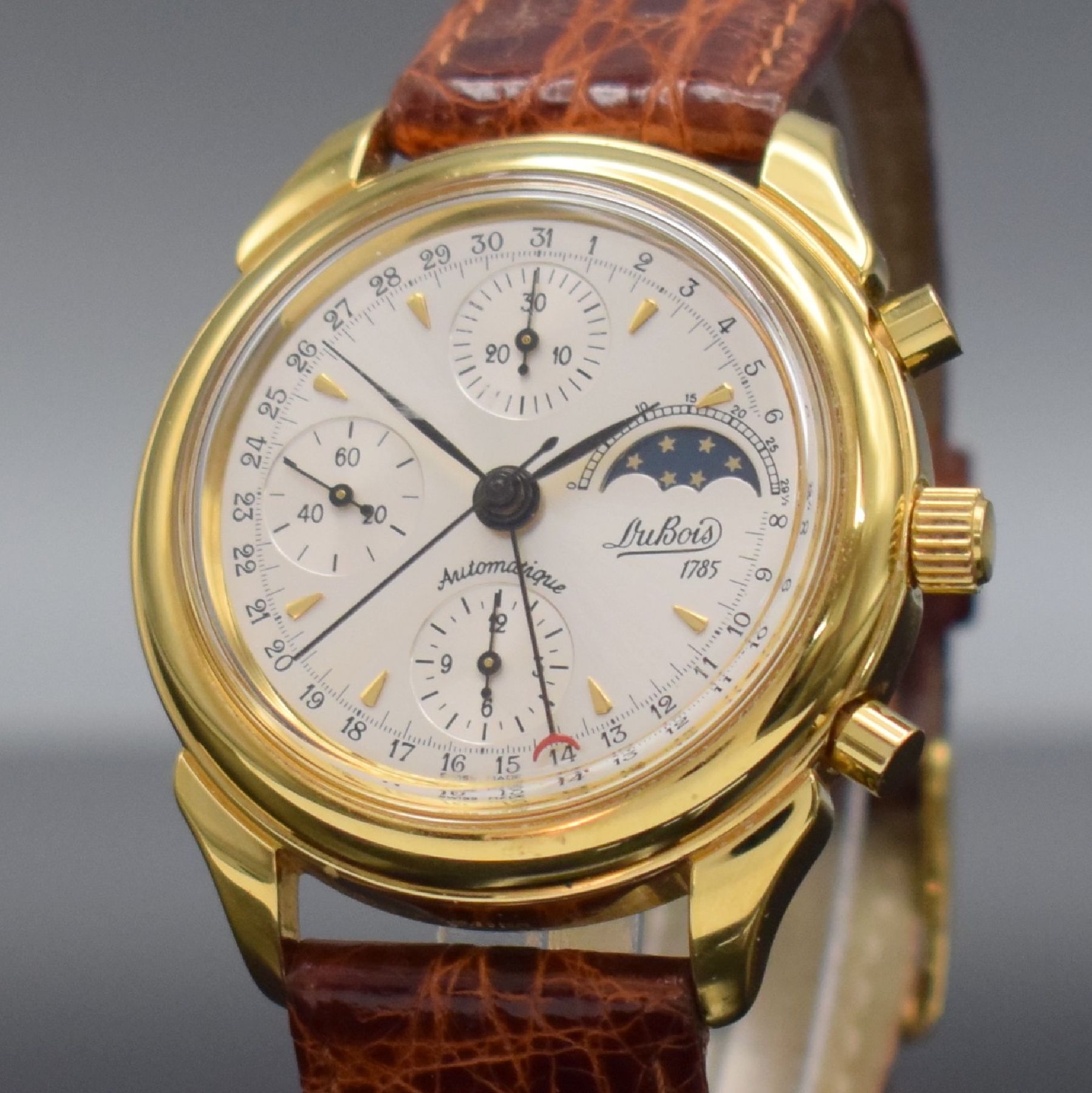 Detail c: DU BOIS limitierter Armbandchronograph mit Mondphase & Datum, Schweiz um 1995, verg. Geh. m. verschr. Stahlboden, silb. Zifferbl., gold. Indizes, ...