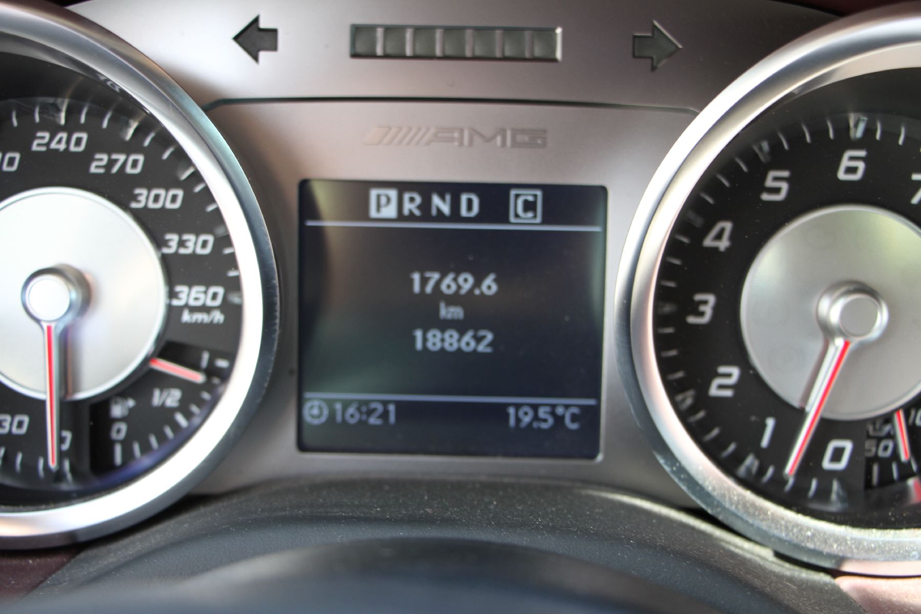 Detail g: Mercedes-Benz SLS AMG GT Roadster, Fahrgestellnummer: WMX1974781A010305, EZ 06/2013, Laufleistung 18.900 km, HU 04/2021, 435 kW/591 PS, 8-Zylinder, ...