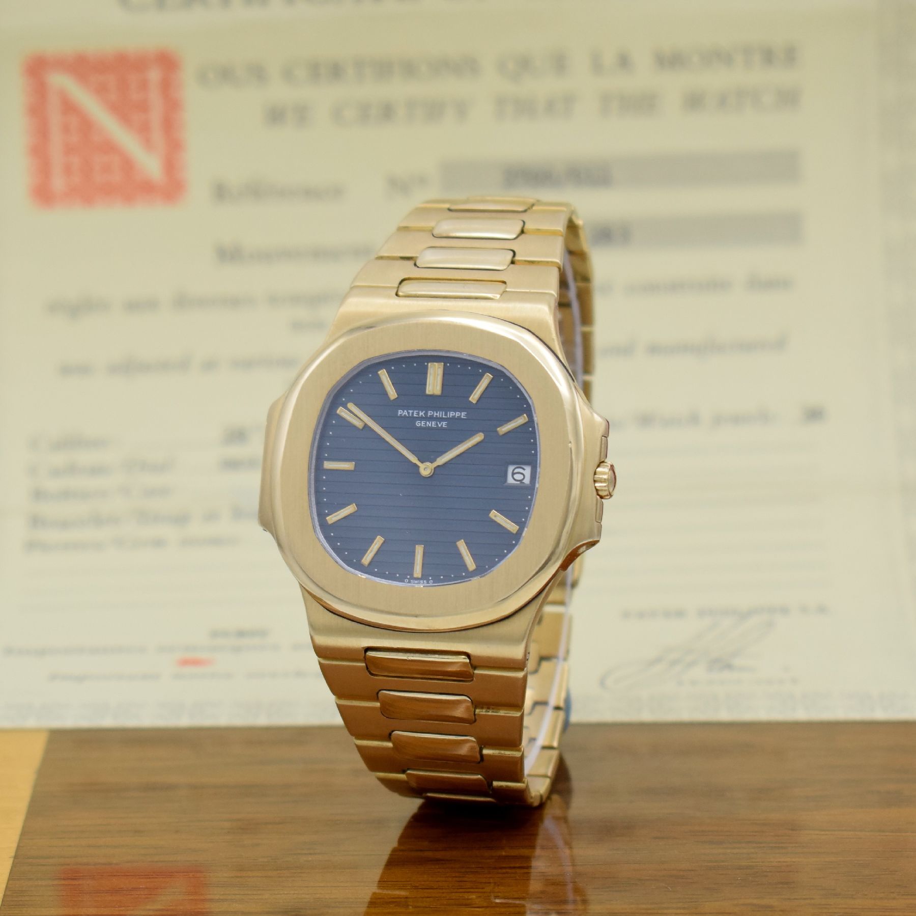 Detail e: PATEK PHILIPPE hochfeine & seltene Herrenarmbanduhr "Jumbo" Nautilus Ref. 3700/11 Design von Gerald Genta in GG 750/000 mit original ...