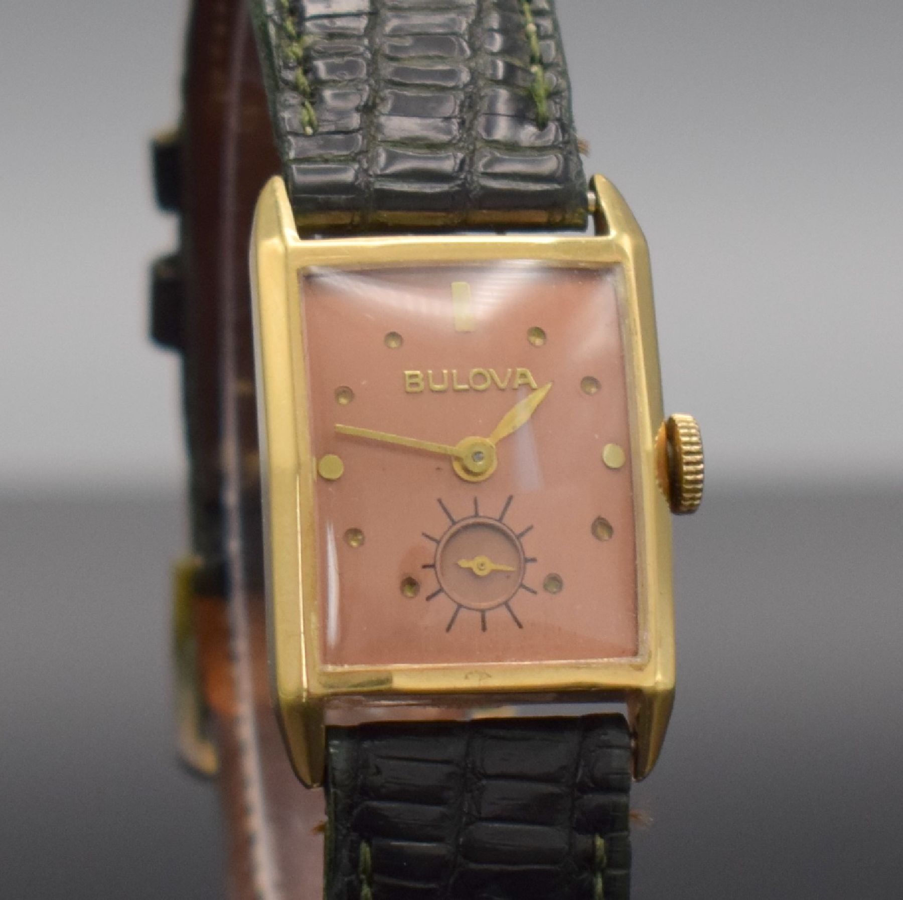 Detail e: BULOVA Armbanduhr in GG 585/000, Schweiz/USA um 1940, Handaufzug, 2-teil. Gehäuse, Boden aufgedr., kupferfarb. rest. Zifferbl., gold. Zeiger, Kal. ...