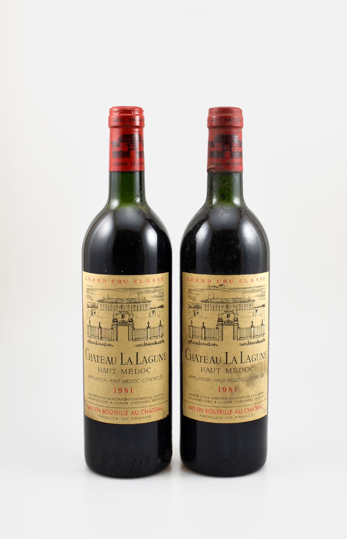 2 Flaschen 1981 Chateau La Lagune, Haut-Medoc, Grand Cru Classe, je ca. 75 cl, Füllstände: je ca. top shoulder, Etiketten l. beschmutzt, ...
