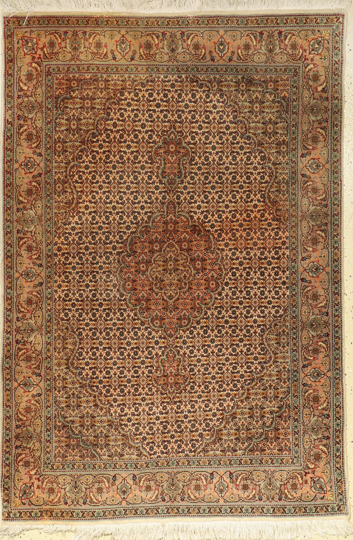 Täbriz fein, Persien, ca. 40 Jahre, Korkwolle mit Seide, ca. 150 x 100 cm, EHZ:2-3Mottenfraß am Rand