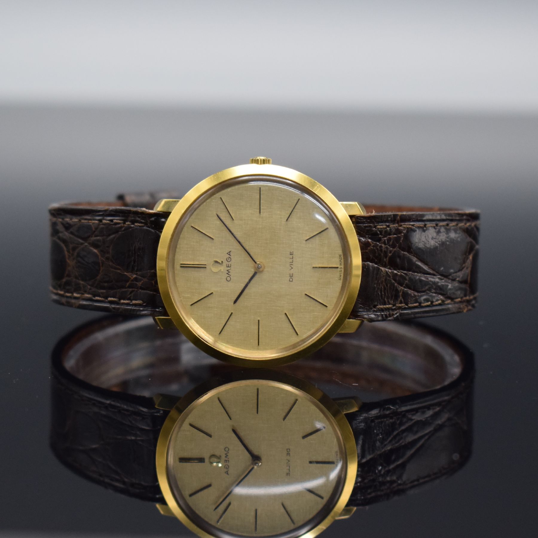 OMEGA De Ville Armbanduhr, Schweiz um 1969, Handaufzug, Ref. 111.077, verg. Gehäuse, Boden aufgedr., gold. Zifferbl., schwarze Zeiger, verg. Werk ...