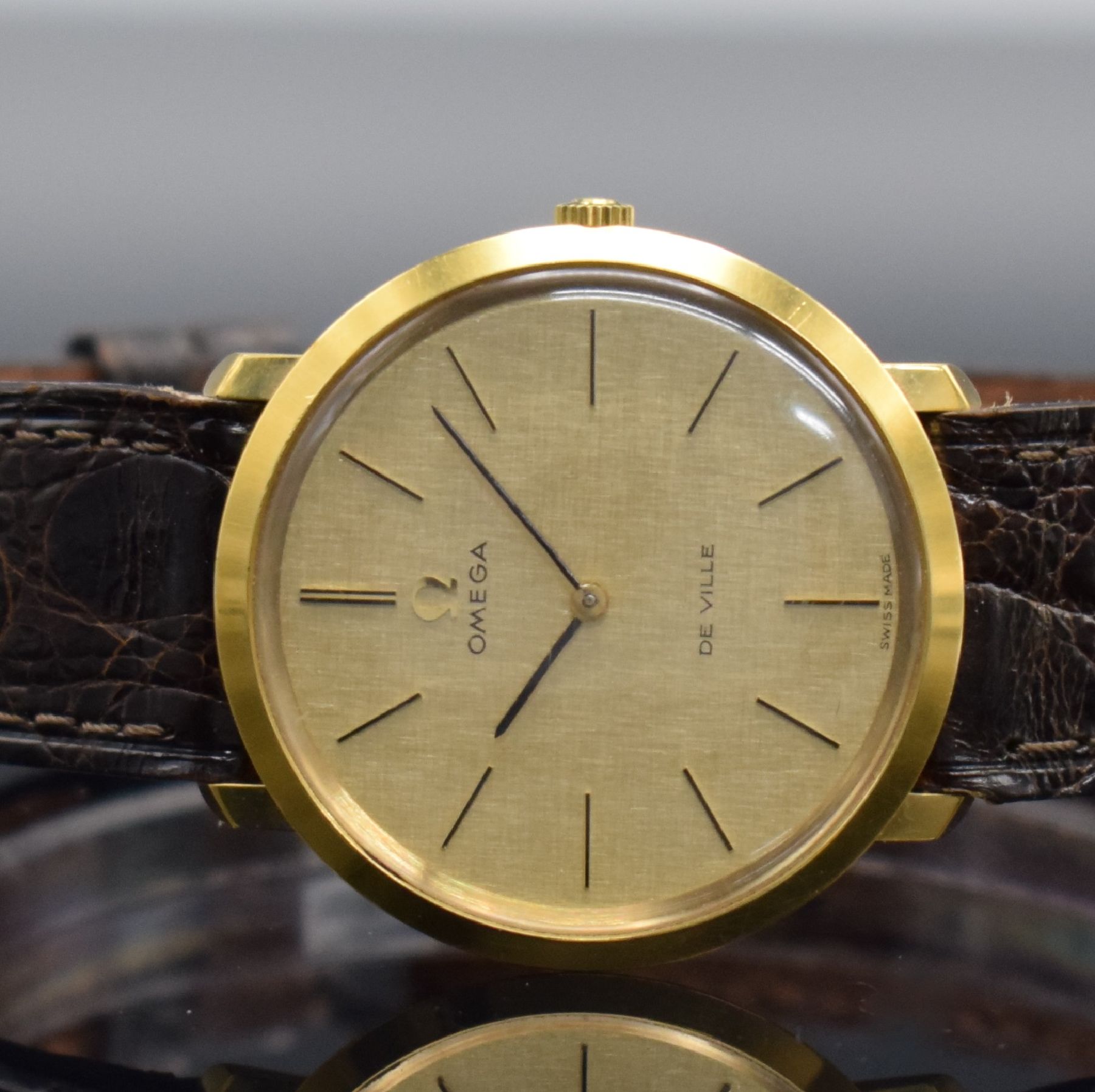Detail a: OMEGA De Ville Armbanduhr, Schweiz um 1969, Handaufzug, Ref. 111.077, verg. Gehäuse, Boden aufgedr., gold. Zifferbl., schwarze Zeiger, verg. Werk ...