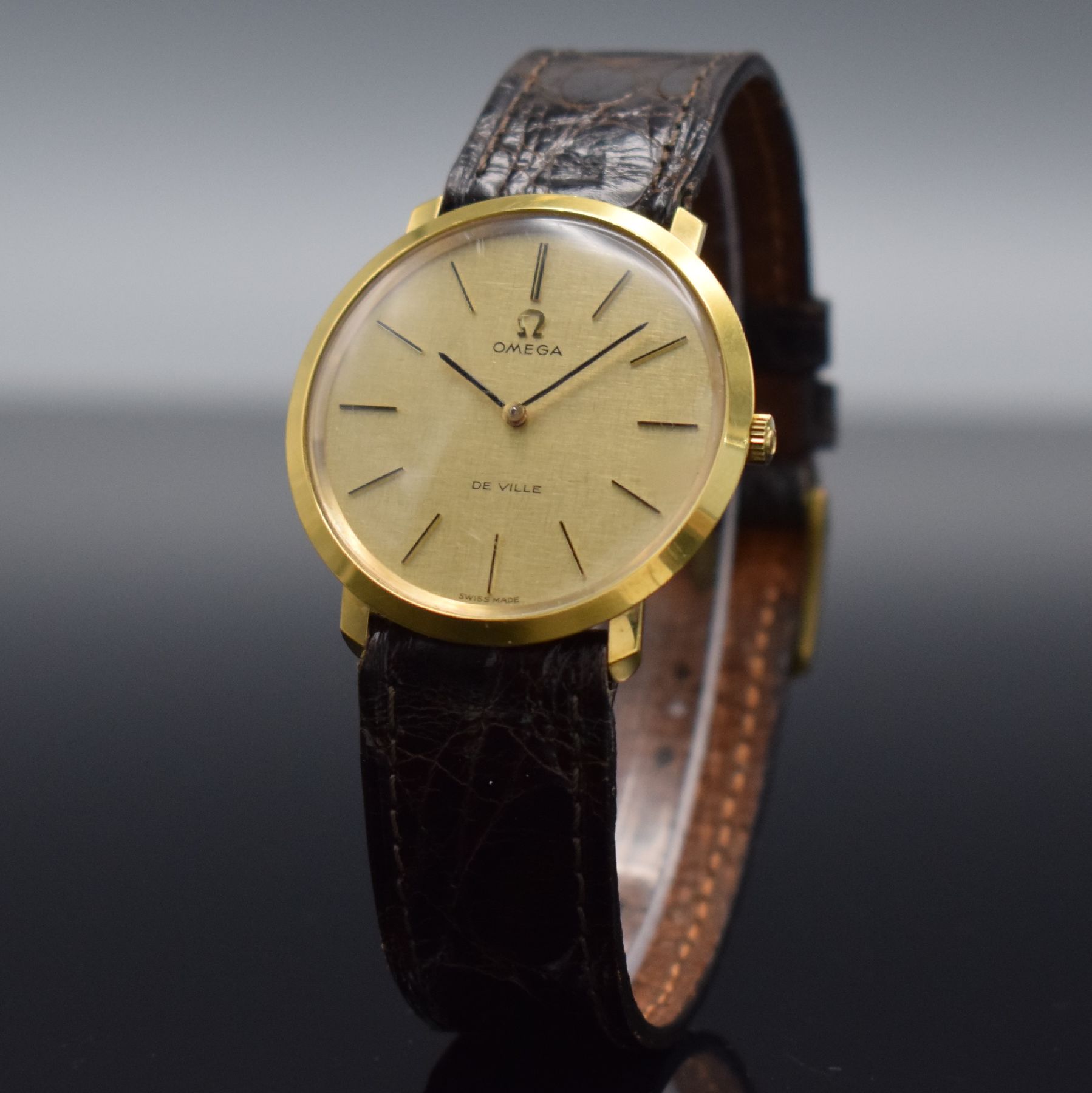 Detail b: OMEGA De Ville Armbanduhr, Schweiz um 1969, Handaufzug, Ref. 111.077, verg. Gehäuse, Boden aufgedr., gold. Zifferbl., schwarze Zeiger, verg. Werk ...