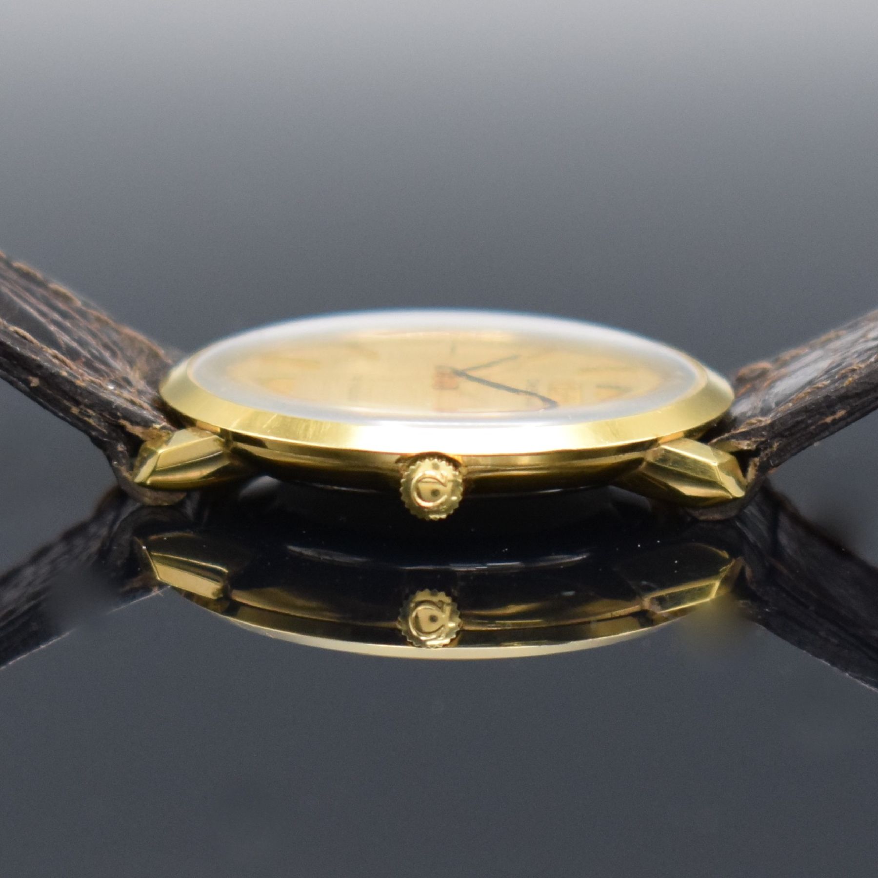 Detail c: OMEGA De Ville Armbanduhr, Schweiz um 1969, Handaufzug, Ref. 111.077, verg. Gehäuse, Boden aufgedr., gold. Zifferbl., schwarze Zeiger, verg. Werk ...