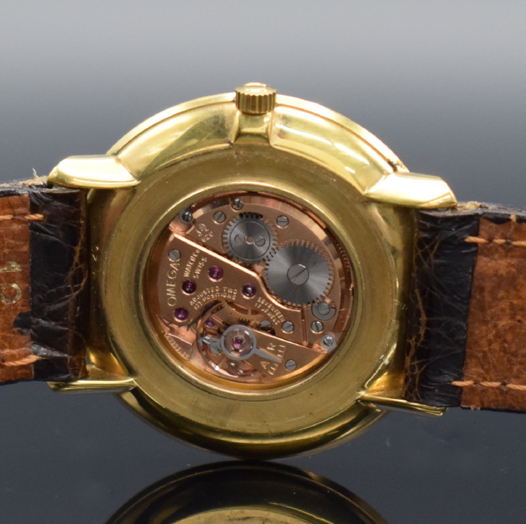 Detail e: OMEGA De Ville Armbanduhr, Schweiz um 1969, Handaufzug, Ref. 111.077, verg. Gehäuse, Boden aufgedr., gold. Zifferbl., schwarze Zeiger, verg. Werk ...