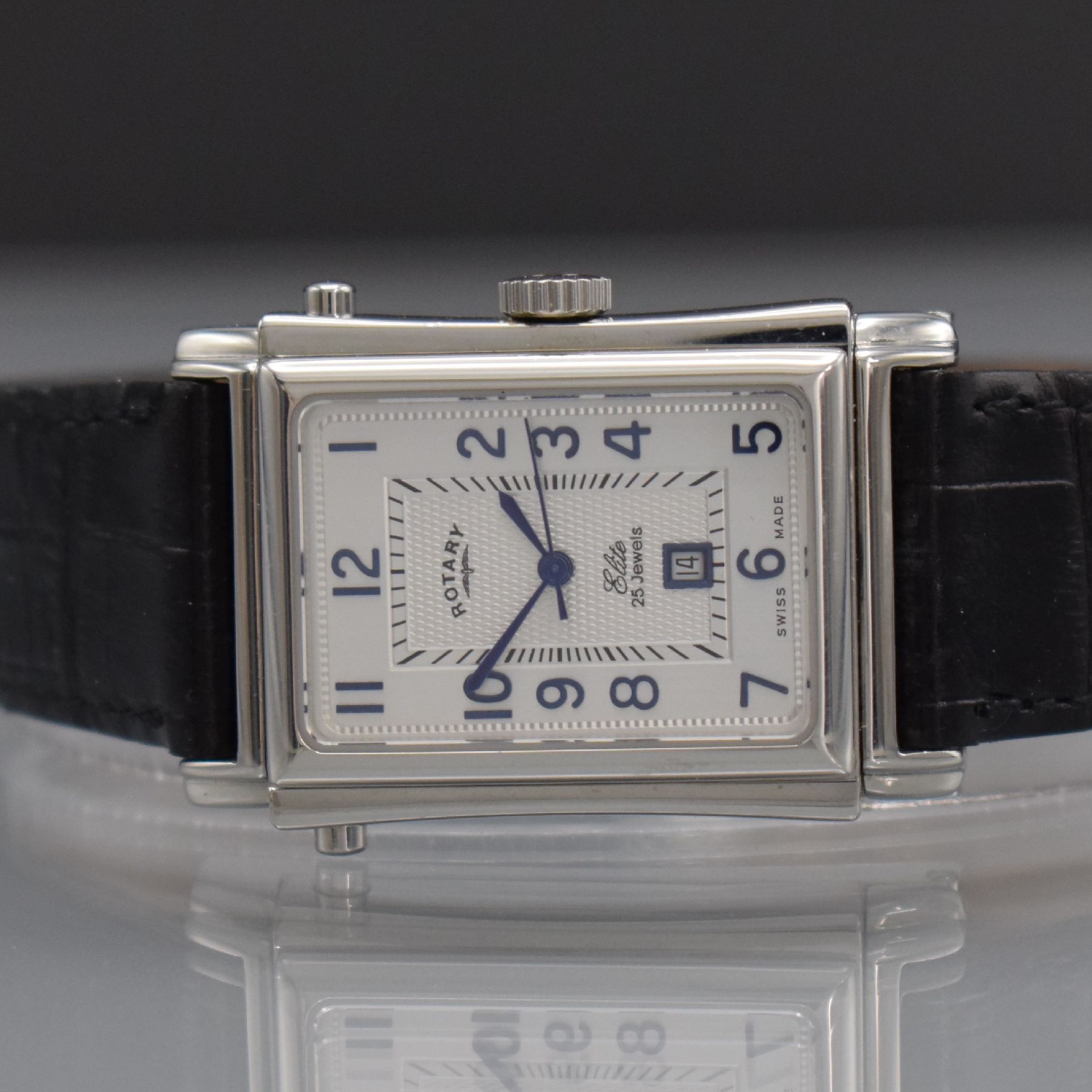 Detail a: ROTARY rechteckige drehbare Herrenarmbanduhr in Stahl, Schweiz um 2001, Automatik, beids. vergl. Wendegeh., Boden 8-fach verschr., silb. Zifferbl. m. ...