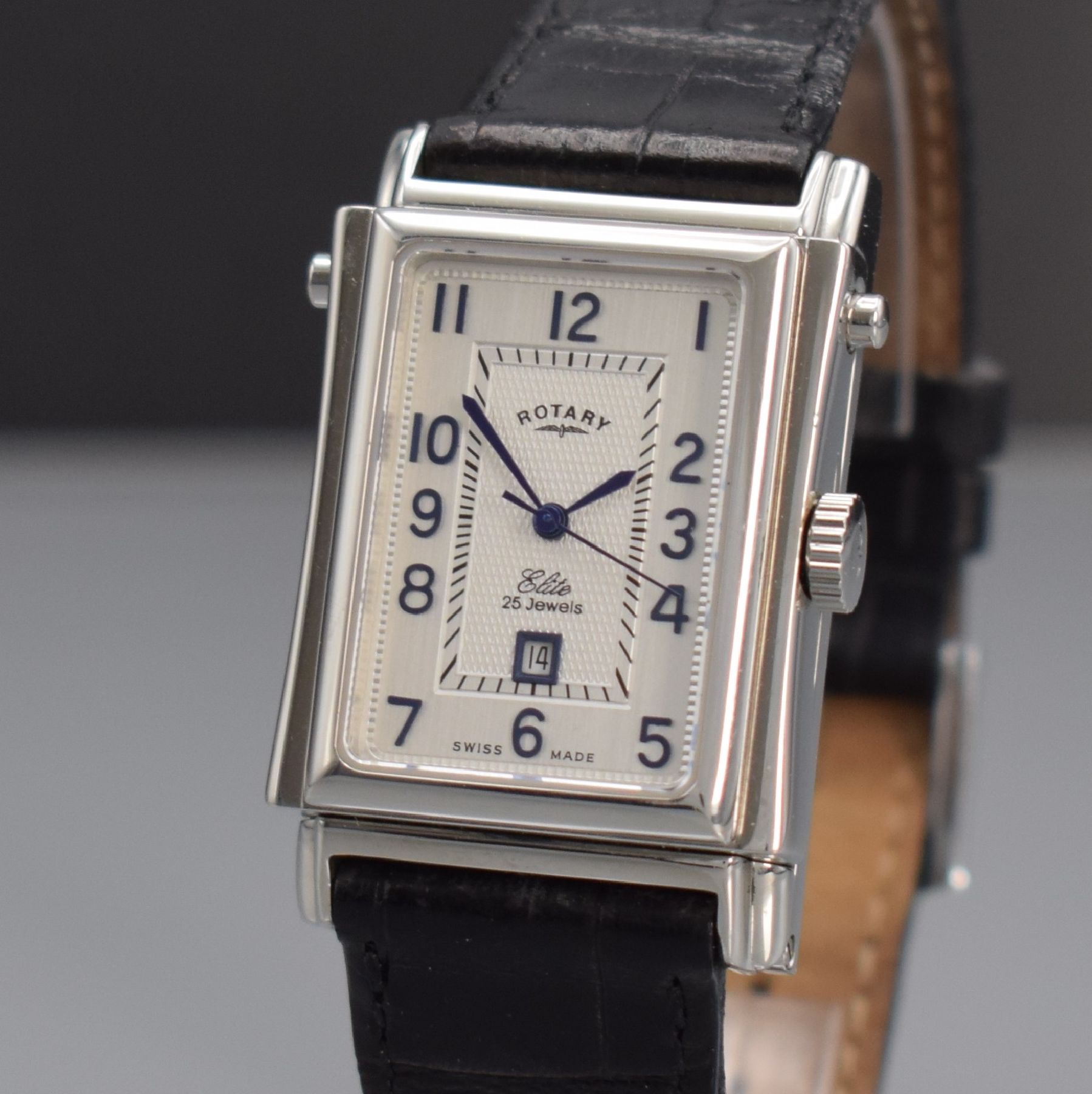 Detail c: ROTARY rechteckige drehbare Herrenarmbanduhr in Stahl, Schweiz um 2001, Automatik, beids. vergl. Wendegeh., Boden 8-fach verschr., silb. Zifferbl. m. ...