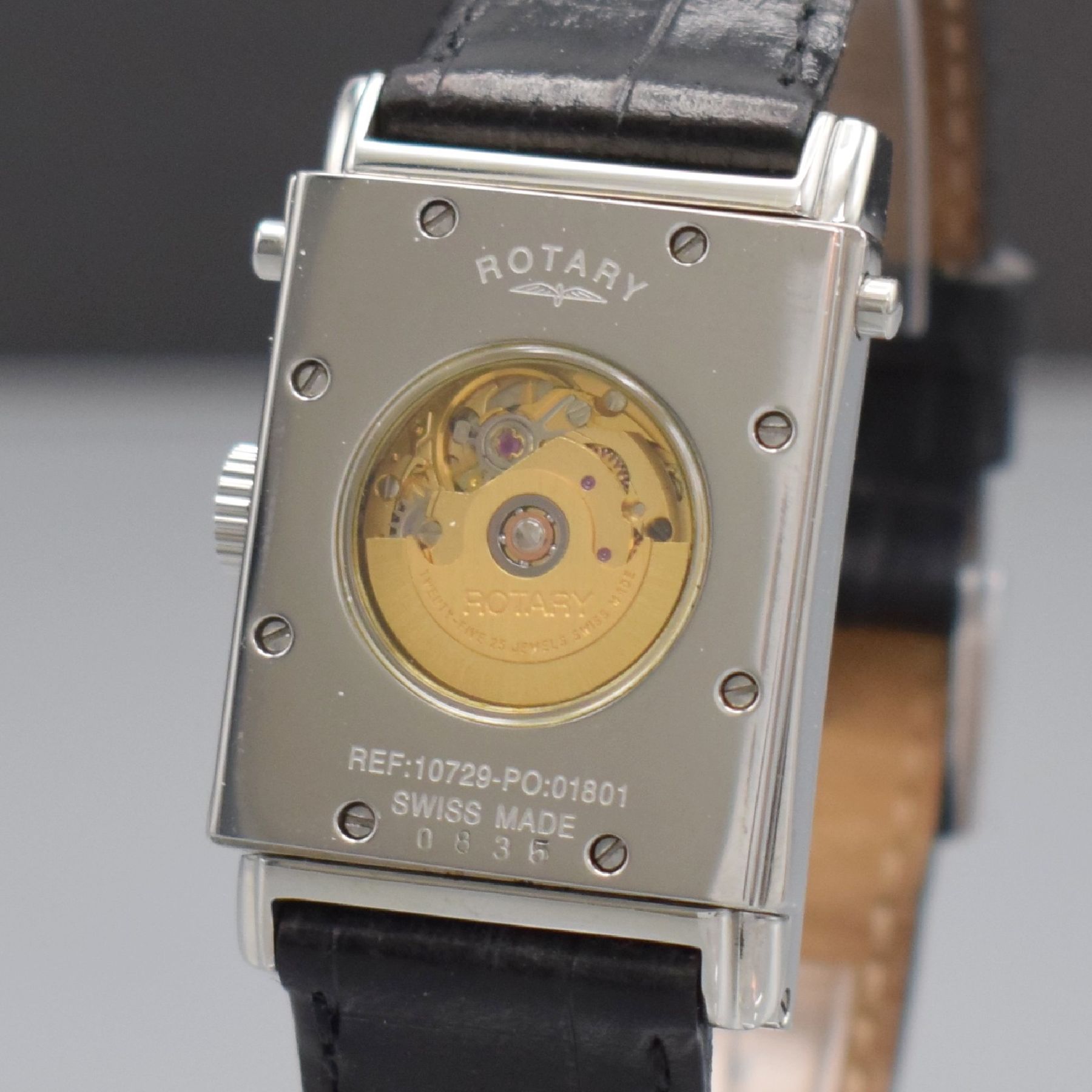 Detail e: ROTARY rechteckige drehbare Herrenarmbanduhr in Stahl, Schweiz um 2001, Automatik, beids. vergl. Wendegeh., Boden 8-fach verschr., silb. Zifferbl. m. ...