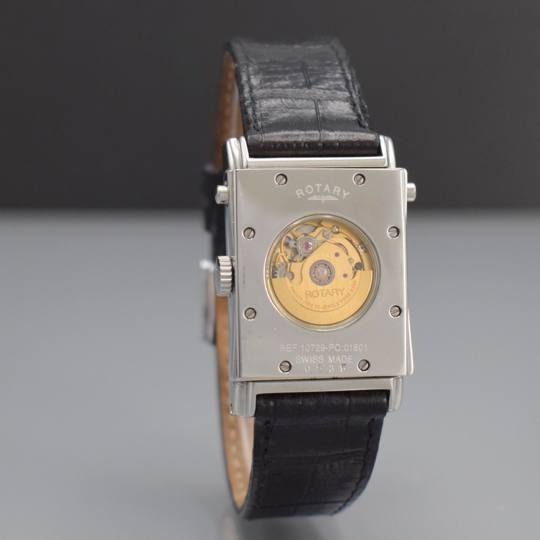 Detail h: ROTARY rechteckige drehbare Herrenarmbanduhr in Stahl, Schweiz um 2001, Automatik, beids. vergl. Wendegeh., Boden 8-fach verschr., silb. Zifferbl. m. ...
