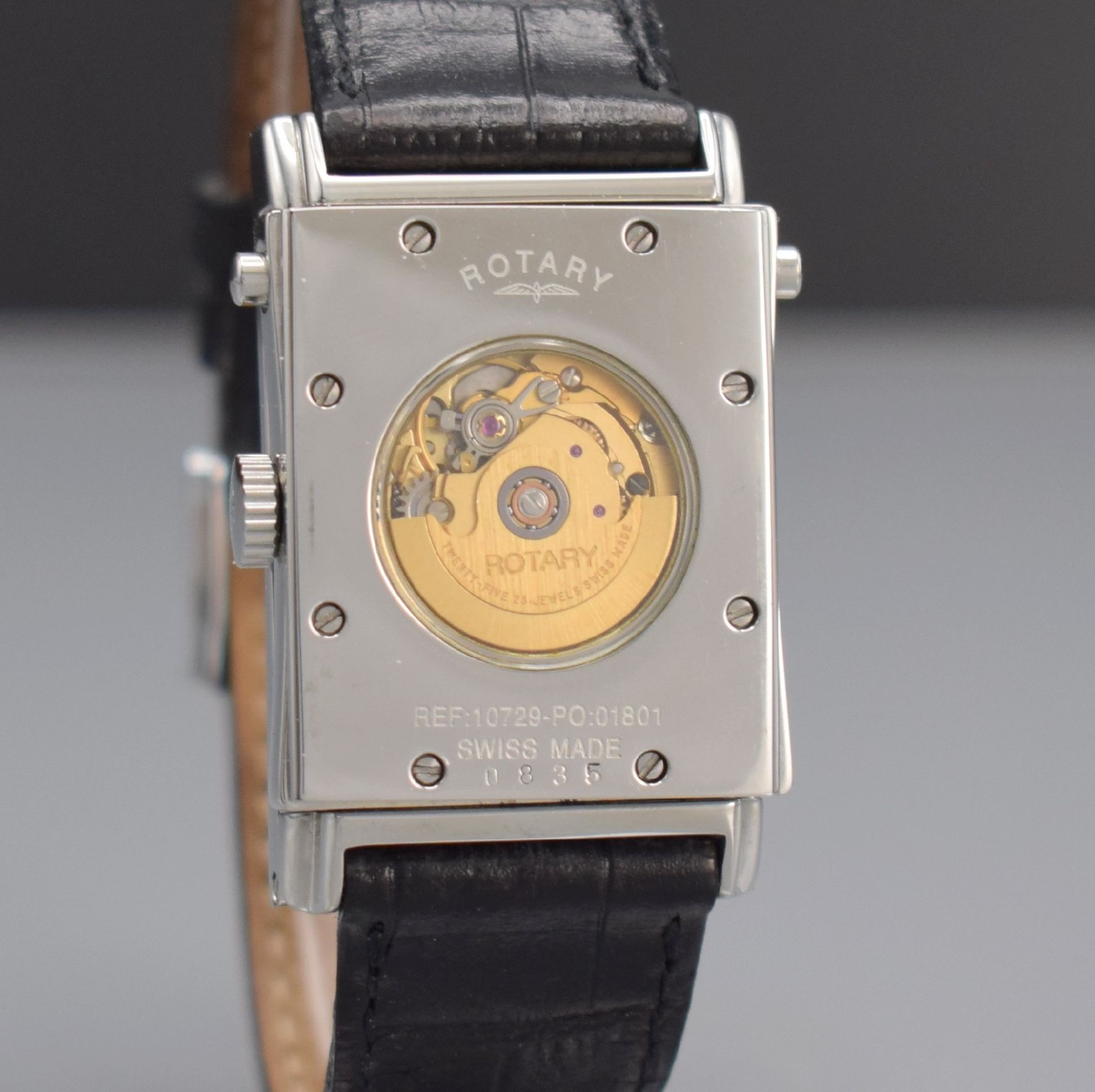 Detail i: ROTARY rechteckige drehbare Herrenarmbanduhr in Stahl, Schweiz um 2001, Automatik, beids. vergl. Wendegeh., Boden 8-fach verschr., silb. Zifferbl. m. ...
