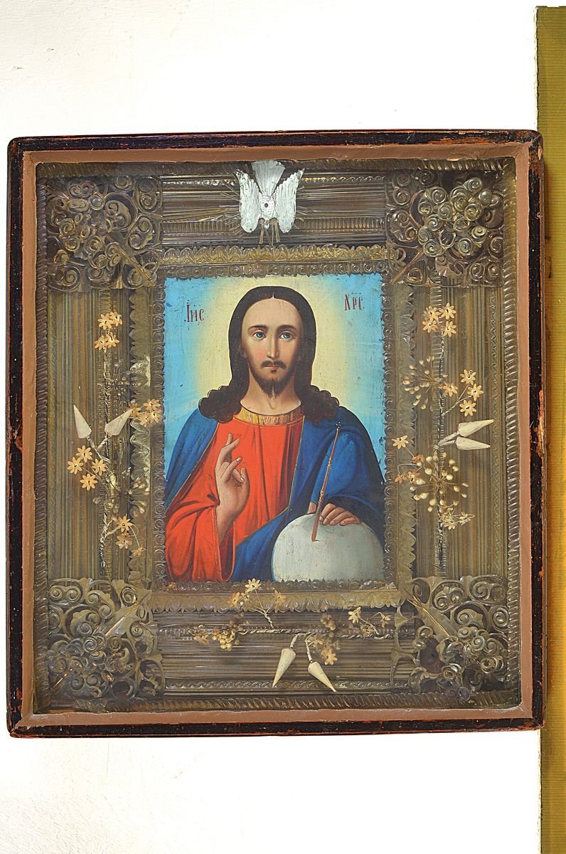 Detail k: Prunkvolle Ikone, Russland, um 1890-1900, Segnender Christus, Tempera auf Holz, reich reliefierter und verzierter Rahmen aus Metall, im Kiot, ca. ...