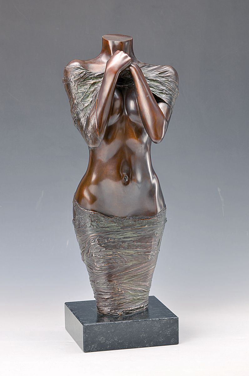 Willi Kissmer, 1951-2018, Bronze Skulptur, stehender Halbakt, sign., num 31/49, ca. 52x17 cm