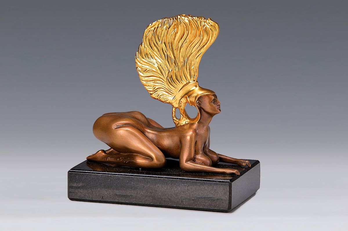 Ernst Fuchs, 1930-2015, Sphinx mit Goldhelm, sign., num. 27/1999, ca. 12,5x11 cm