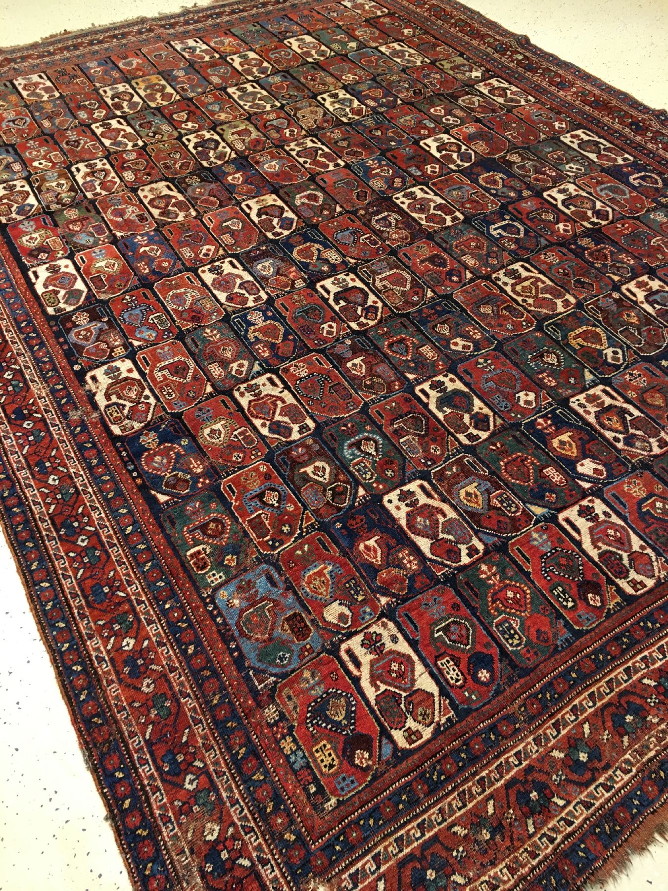 Detail a: Khamseh "Hauptteppich" antik, Südwestpersien Fars-Gebiet, 19.Jhd., Wolle geknüpft auf Ziegenhaar/Wolle. Seltener Hauptteppich der ...