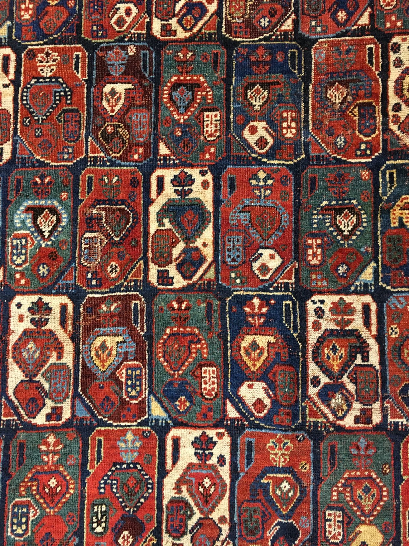 Detail c: Khamseh "Hauptteppich" antik, Südwestpersien Fars-Gebiet, 19.Jhd., Wolle geknüpft auf Ziegenhaar/Wolle. Seltener Hauptteppich der ...