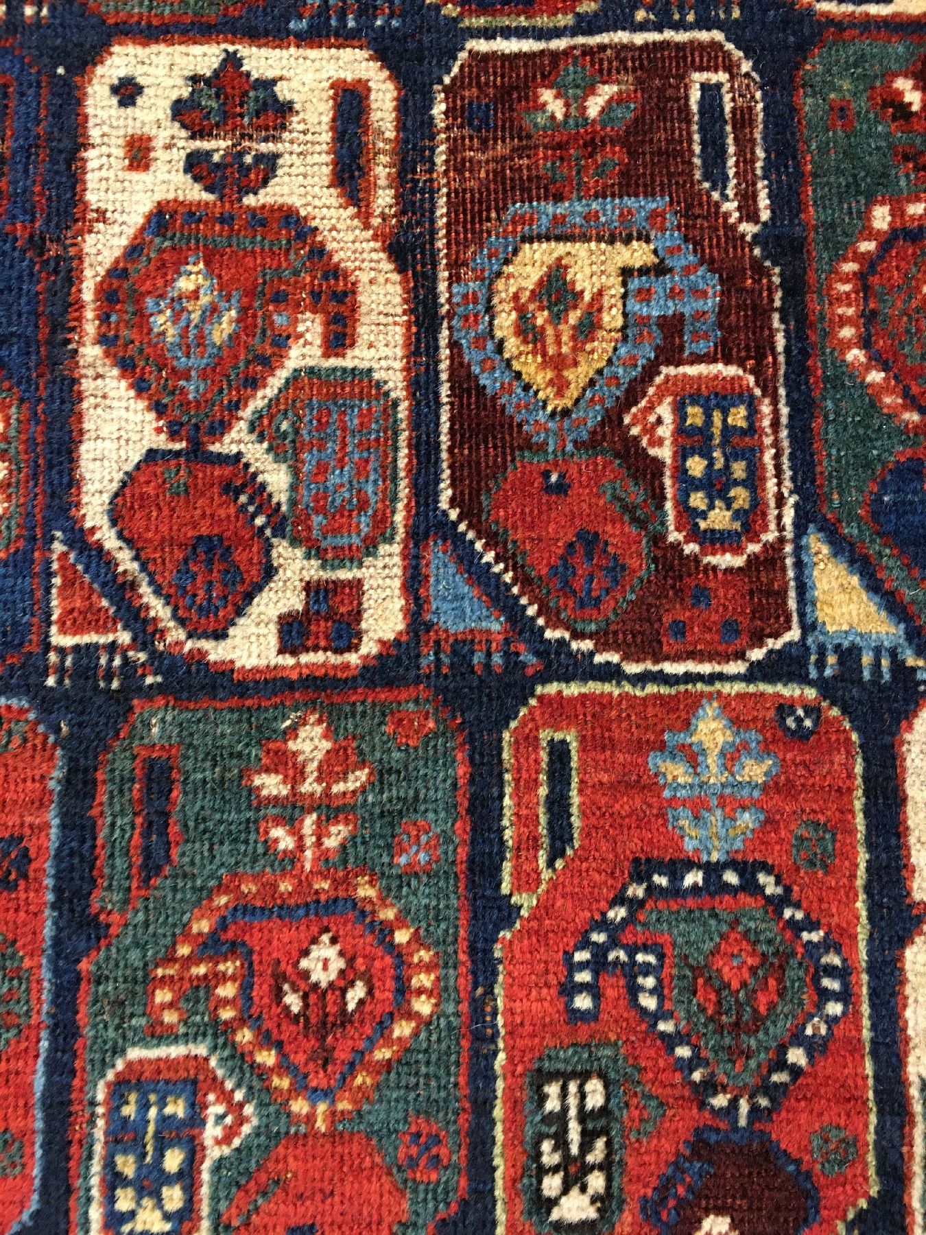 Detail e: Khamseh "Hauptteppich" antik, Südwestpersien Fars-Gebiet, 19.Jhd., Wolle geknüpft auf Ziegenhaar/Wolle. Seltener Hauptteppich der ...