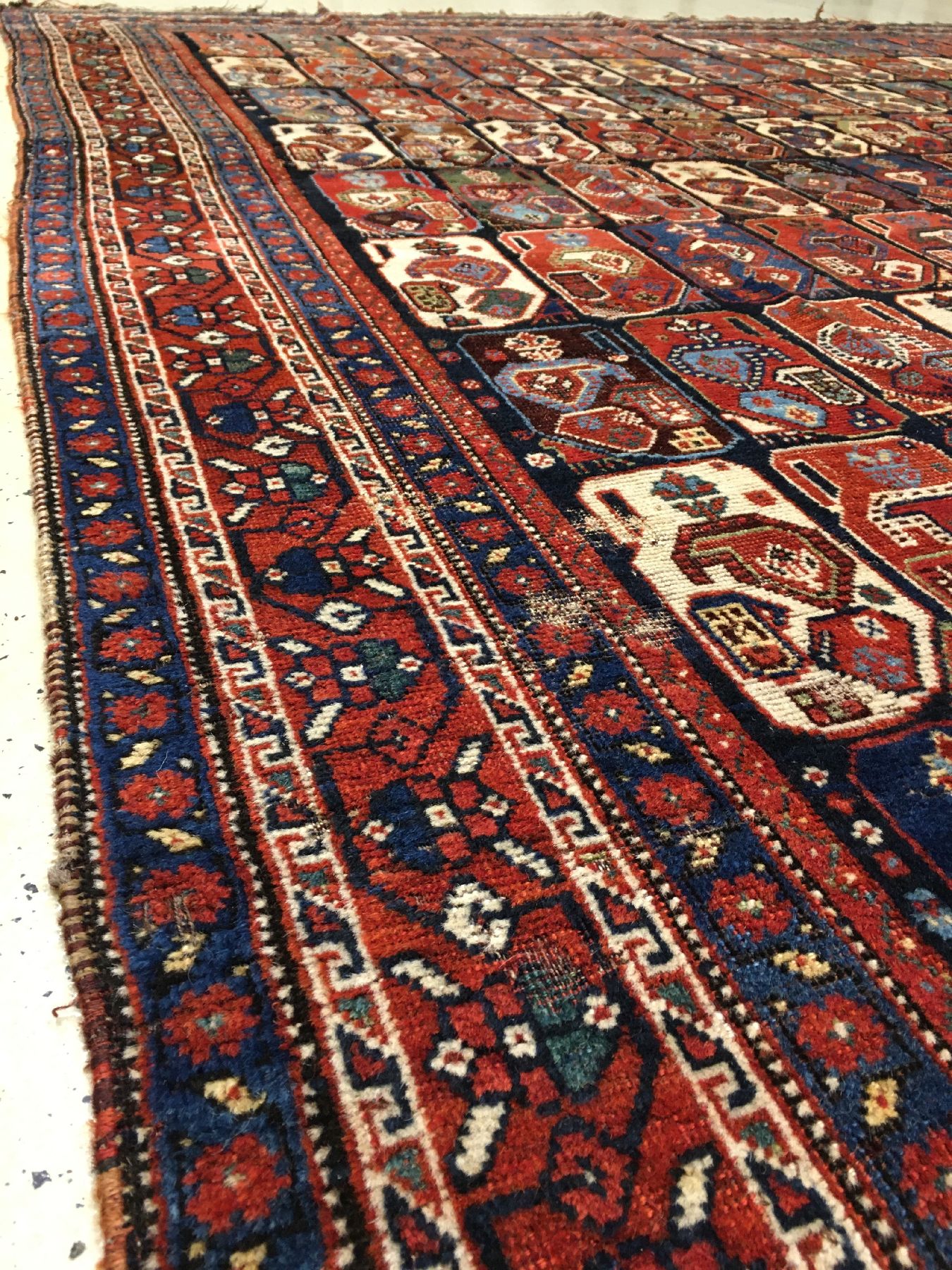 Detail f: Khamseh "Hauptteppich" antik, Südwestpersien Fars-Gebiet, 19.Jhd., Wolle geknüpft auf Ziegenhaar/Wolle. Seltener Hauptteppich der ...