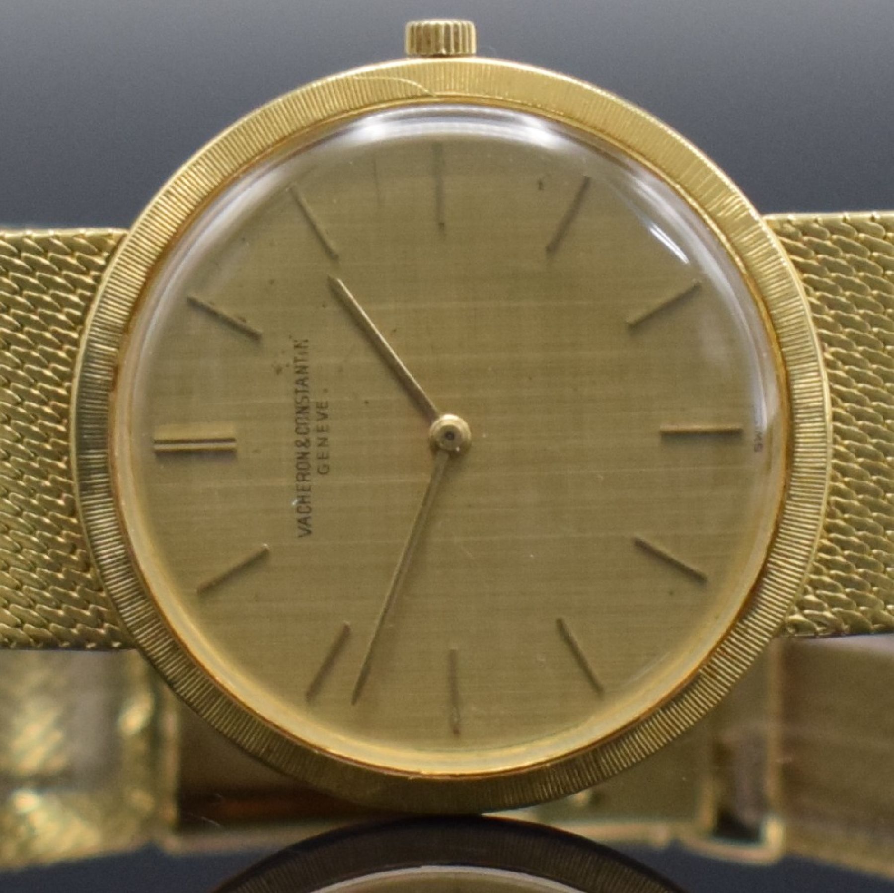 Detail a: VACHERON & CONSTANTIN elegante Armbanduhr in GG 750/000 Referenz 6352, Handaufzug, Schweiz um 1965, Boden aufgedr., verlängertes Milanaiseband m. ...