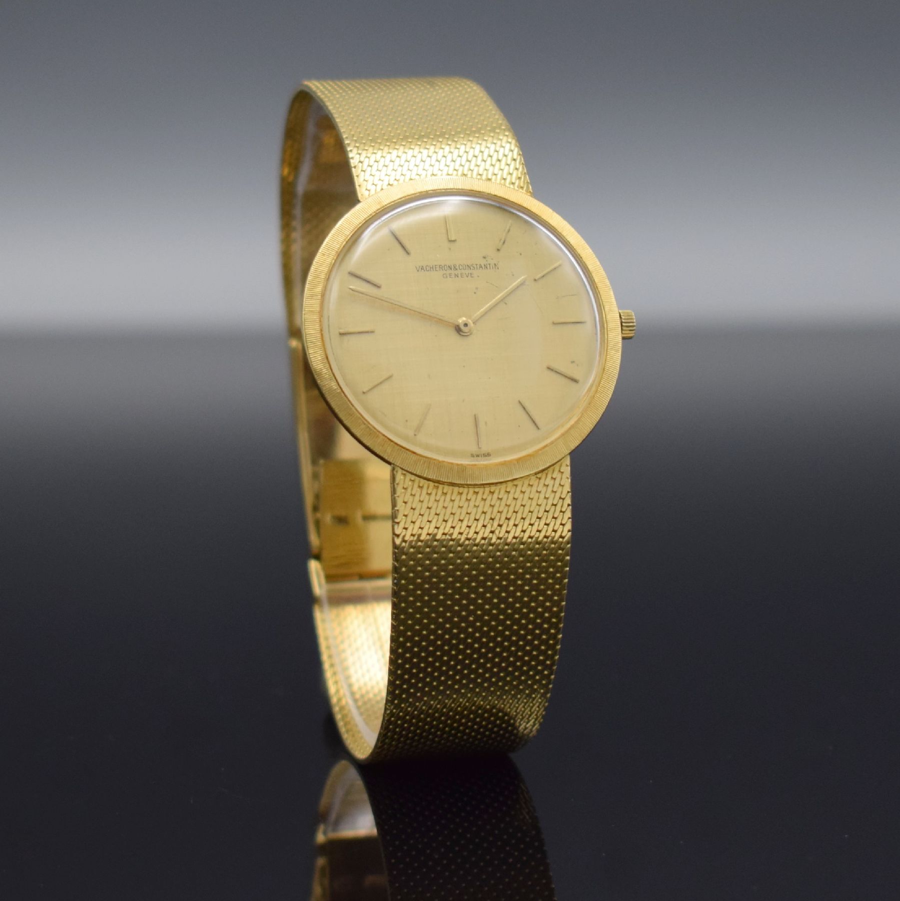 Detail d: VACHERON & CONSTANTIN elegante Armbanduhr in GG 750/000 Referenz 6352, Handaufzug, Schweiz um 1965, Boden aufgedr., verlängertes Milanaiseband m. ...