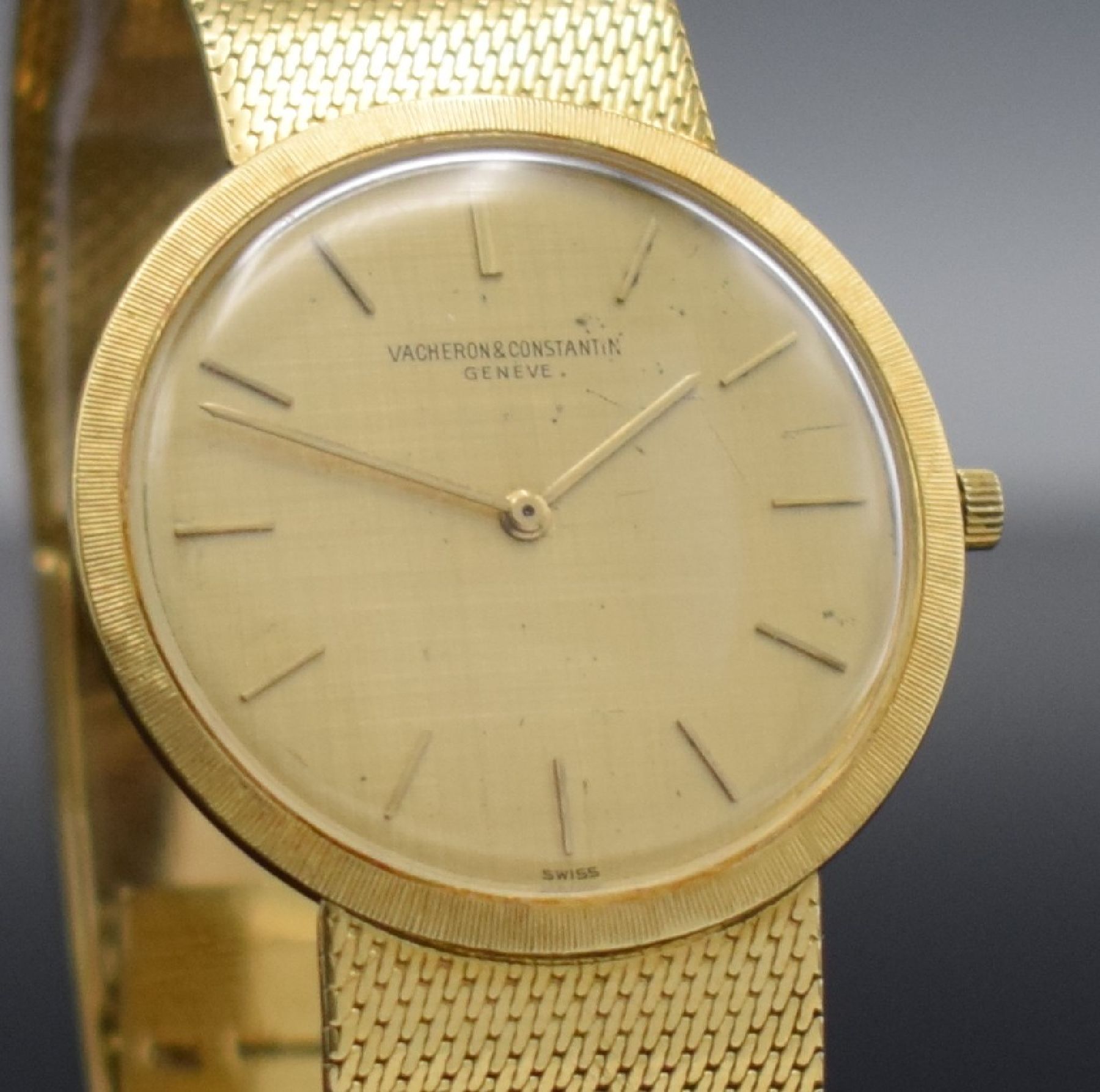 Detail e: VACHERON & CONSTANTIN elegante Armbanduhr in GG 750/000 Referenz 6352, Handaufzug, Schweiz um 1965, Boden aufgedr., verlängertes Milanaiseband m. ...