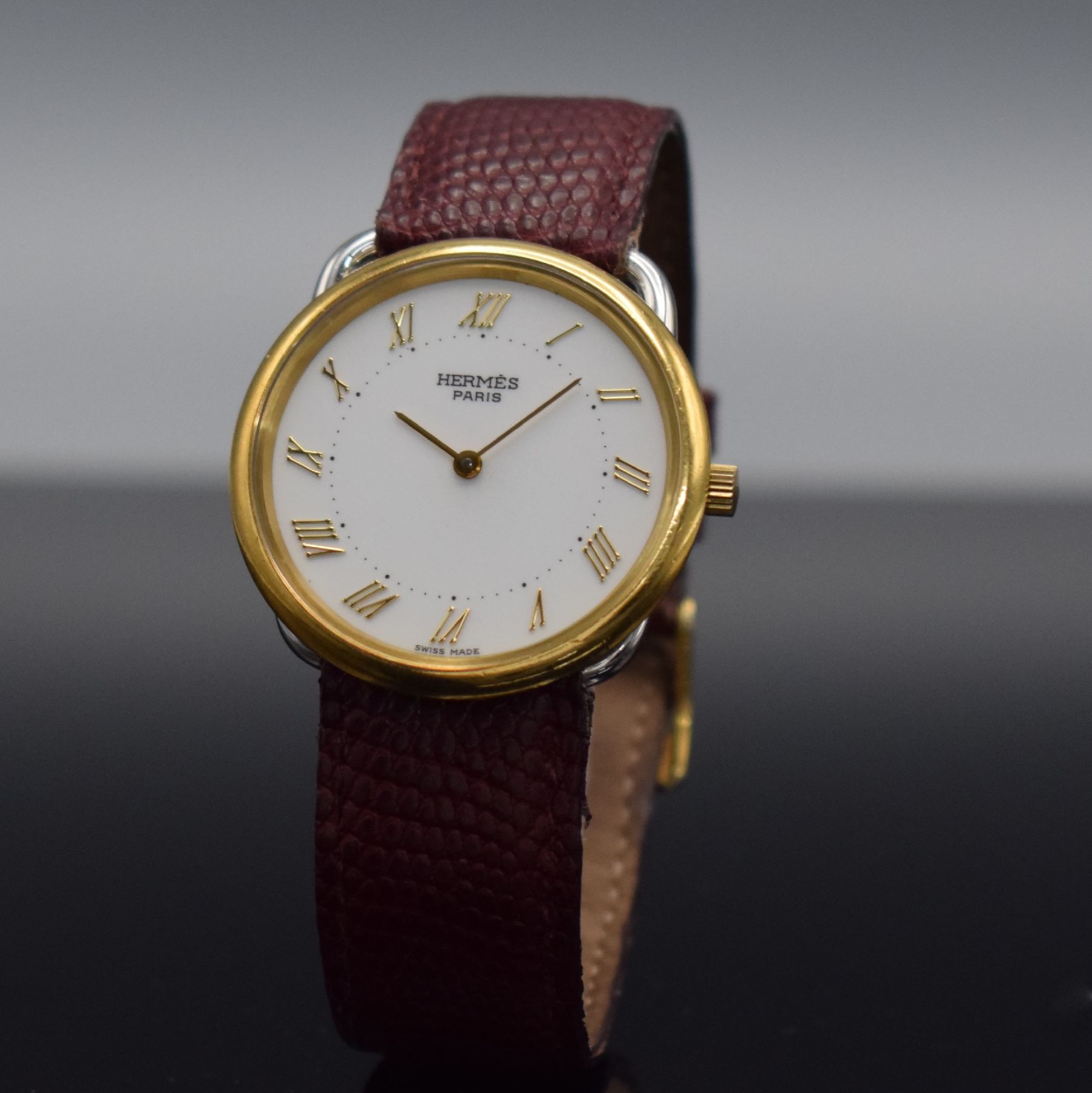 Detail b: HERMES Paris Armbanduhr in Edelstahl/Gold, Schweiz um 2000, quarz, stilisierte Bandanstöße, Boden & Lünette aufgedr., weißes Zifferbl. mit ...