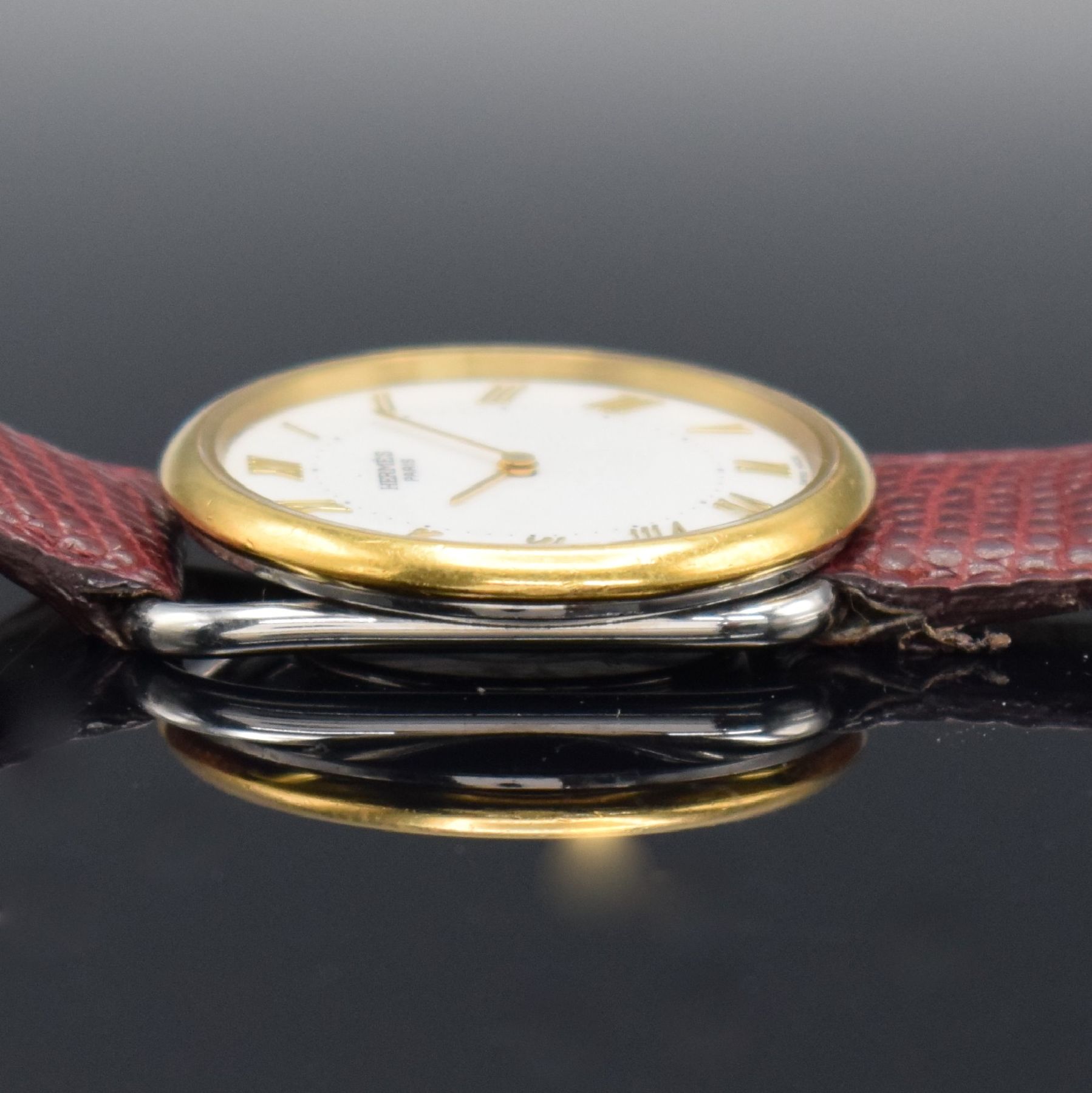 Detail d: HERMES Paris Armbanduhr in Edelstahl/Gold, Schweiz um 2000, quarz, stilisierte Bandanstöße, Boden & Lünette aufgedr., weißes Zifferbl. mit ...