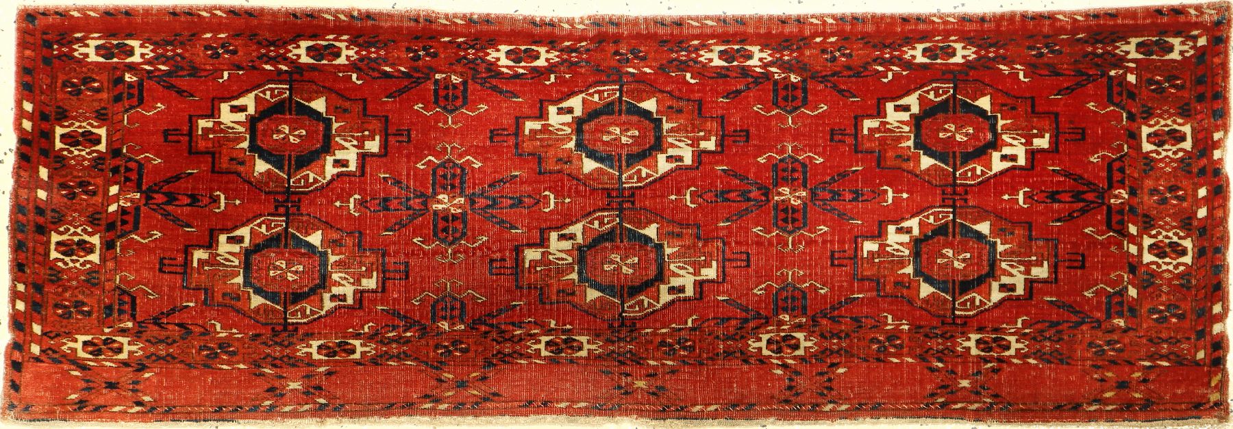 Sehr feiner Tekke Torba, Turkmenistan, 19.Jhd., Wolle auf Wolle, ca. 113 x 39 cm, sech-Gül Typus, (Alters und Gebrauchsspuren)