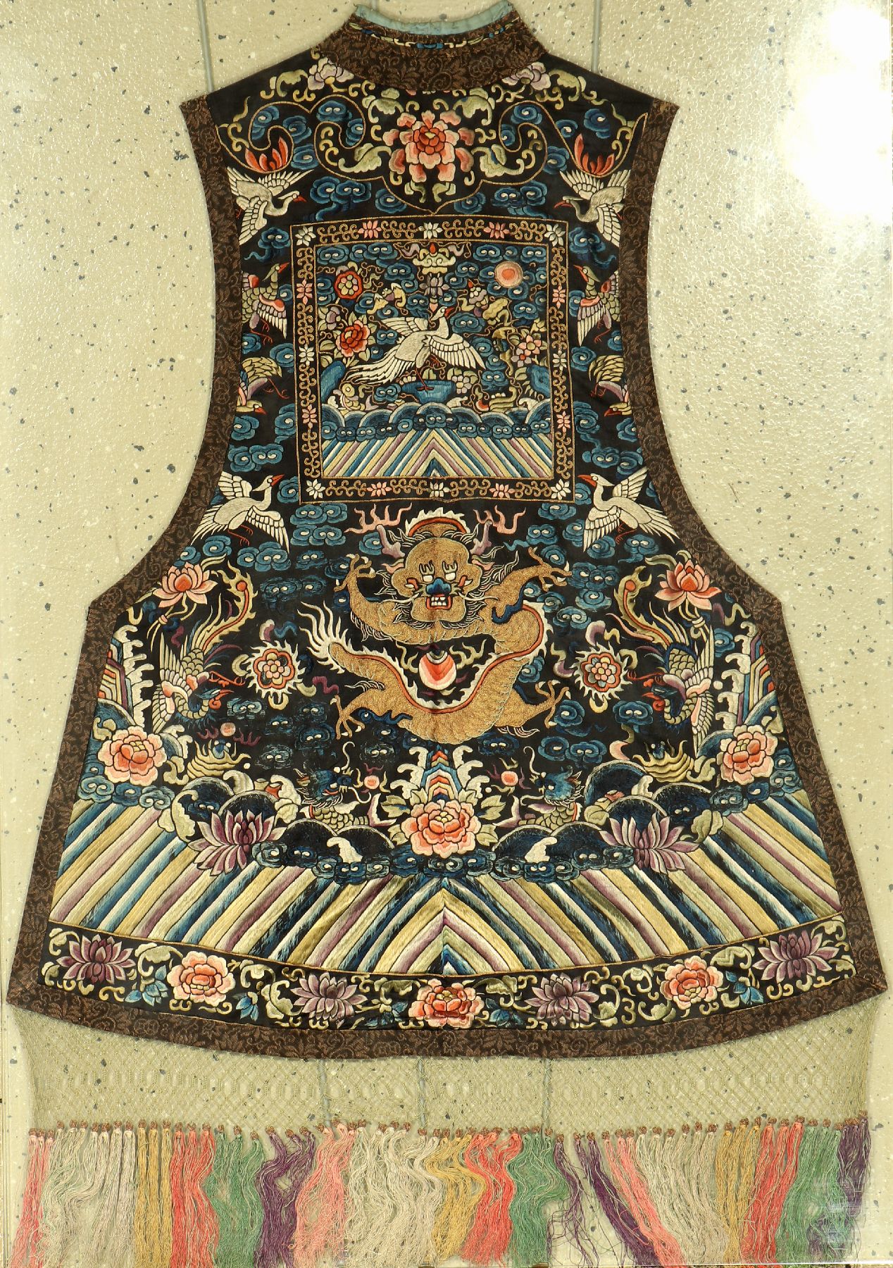 Rückenteil mit Rangabzeichen, China, 19.Jhd., reine Naturseide gestickt, mit Metallfäden, Rarität, sammelwürdig