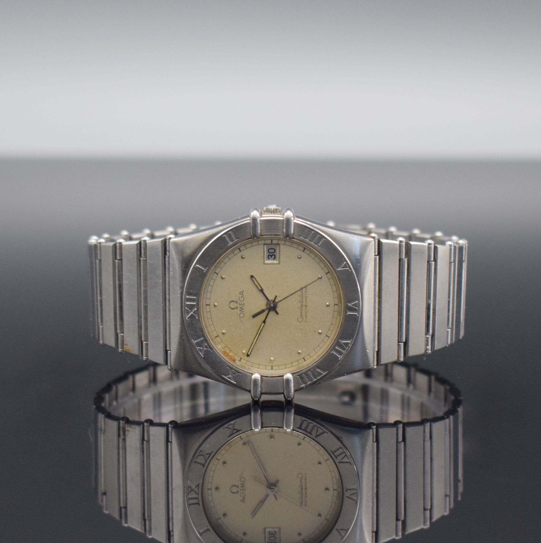 OMEGA Constellation Chronometer Herrenarmbanduhr, Schweiz um 1995, quarz, Edelstahlgeh., Boden aufgedr., Gliederband m. Faltschl., silb. Zifferbl. ...