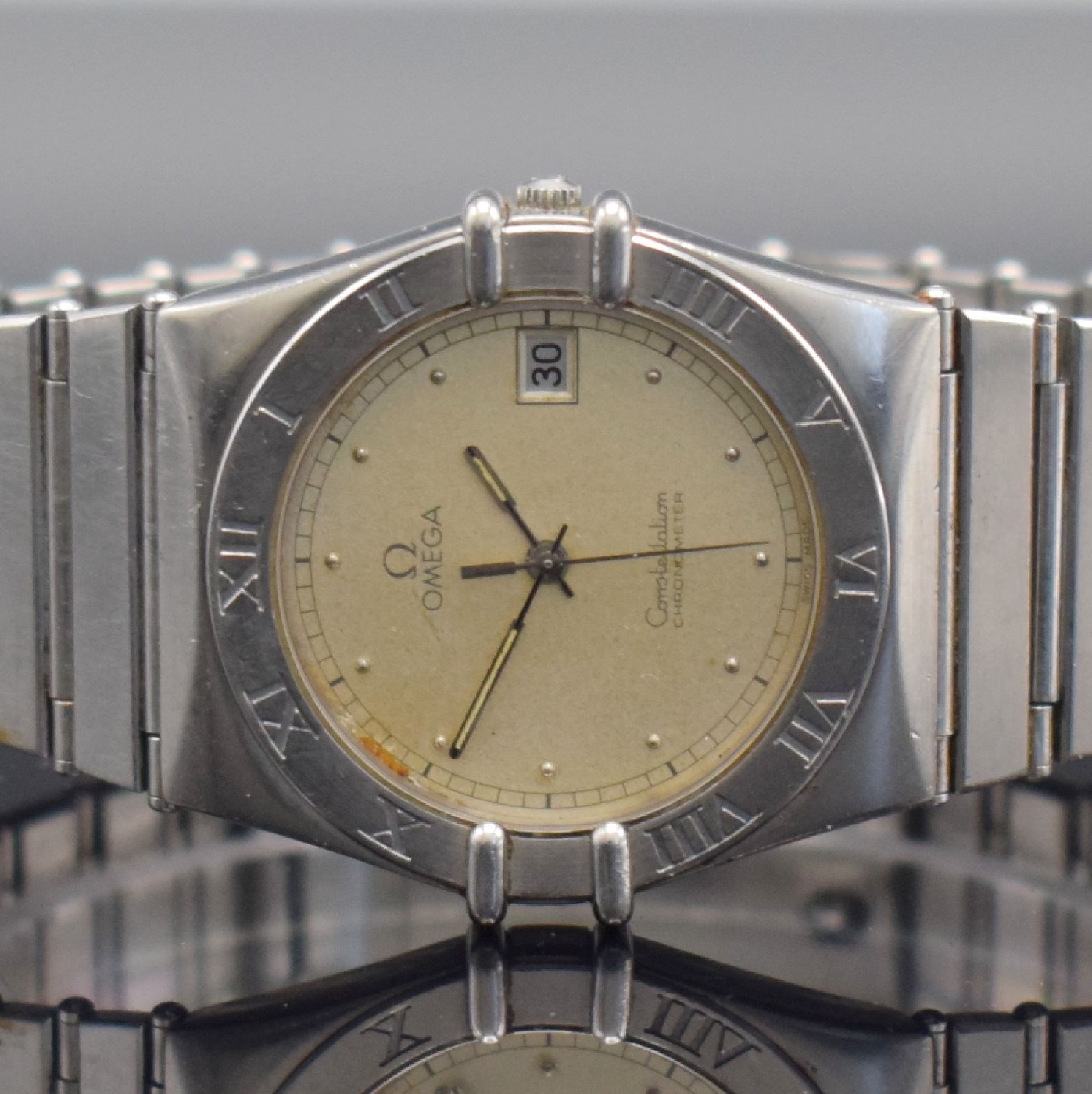 Detail a: OMEGA Constellation Chronometer Herrenarmbanduhr, Schweiz um 1995, quarz, Edelstahlgeh., Boden aufgedr., Gliederband m. Faltschl., silb. Zifferbl. ...