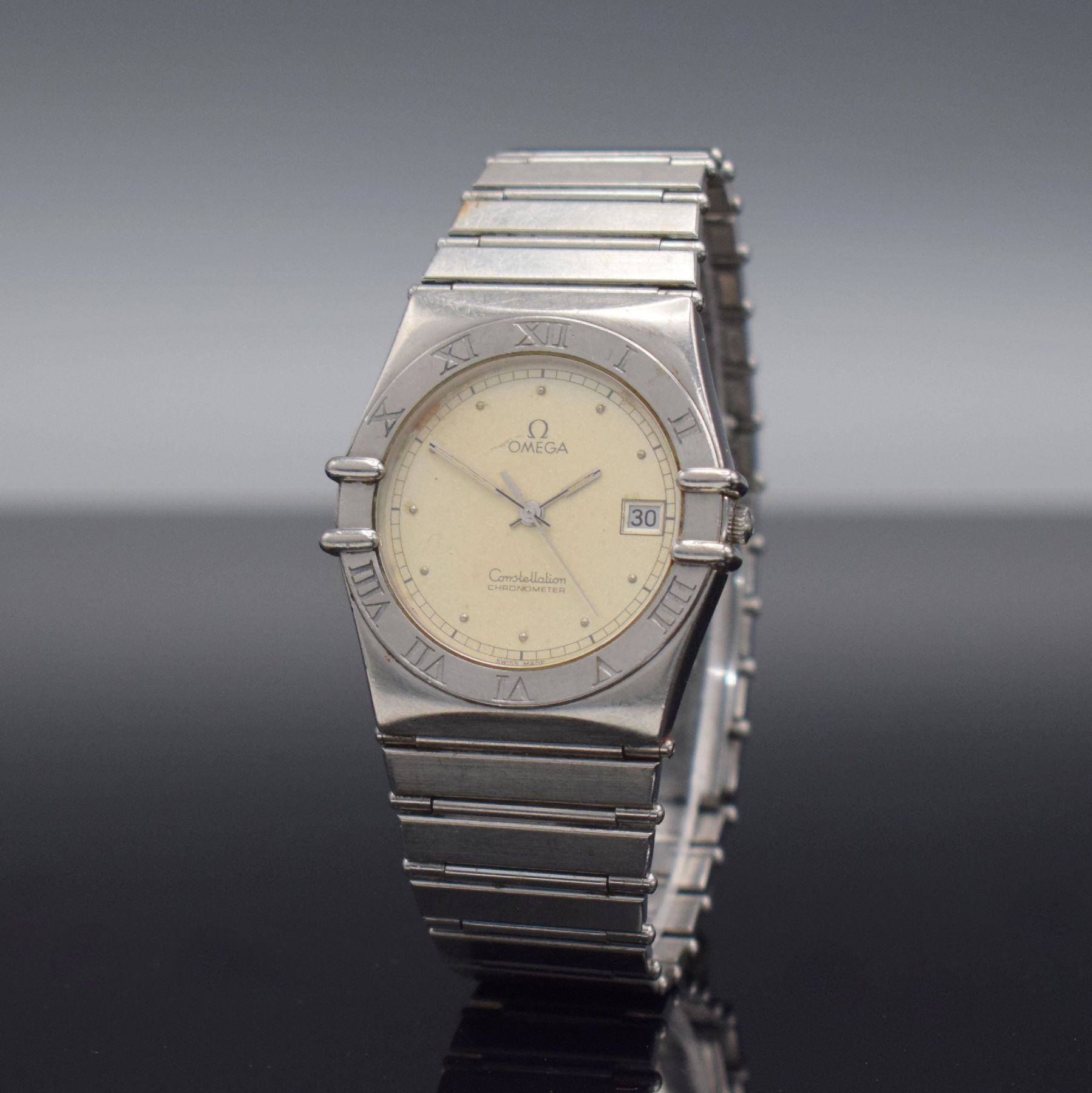 Detail b: OMEGA Constellation Chronometer Herrenarmbanduhr, Schweiz um 1995, quarz, Edelstahlgeh., Boden aufgedr., Gliederband m. Faltschl., silb. Zifferbl. ...